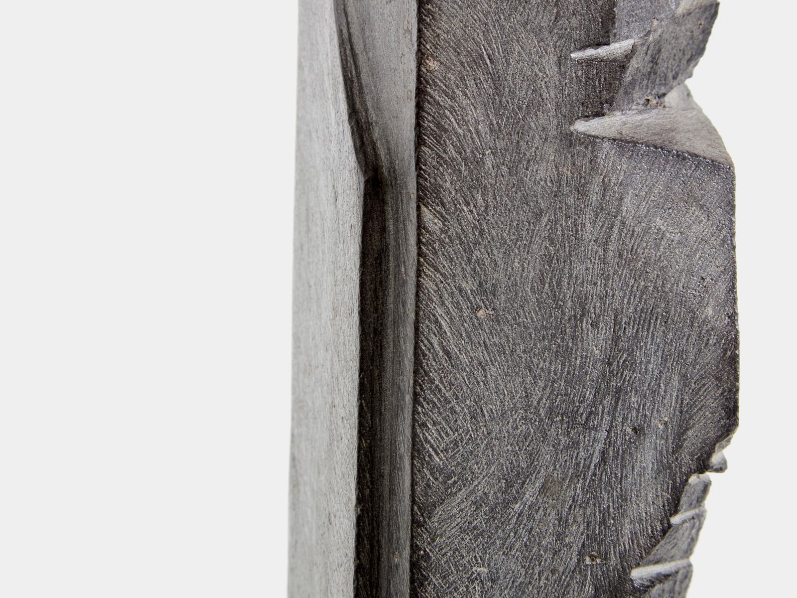 Sculpture totem brutaliste en pierre de Figueras, Sébastien Touret, vers 2010 photo vinterior