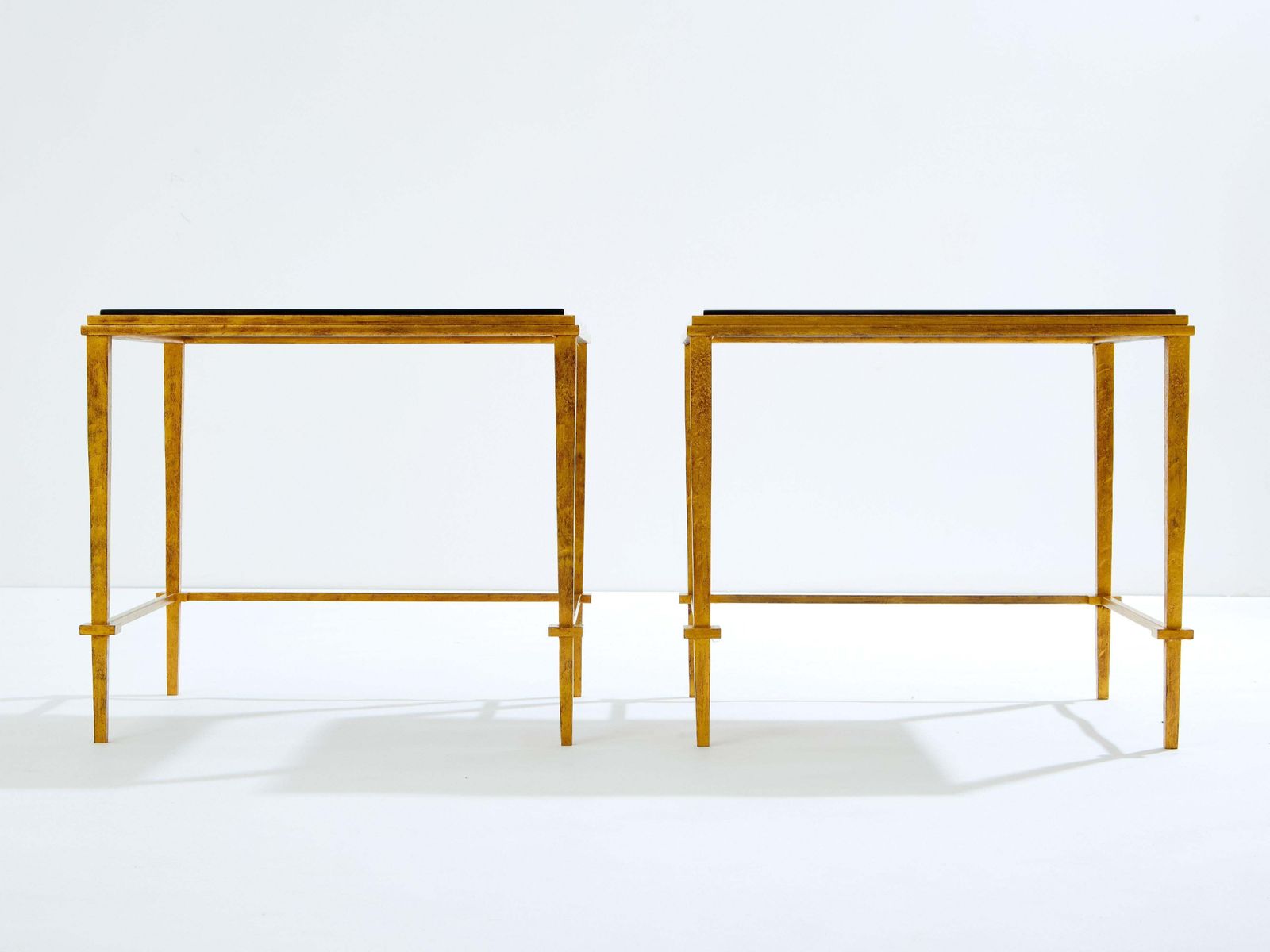 photo for sale Paire de tables d'appoint Maison Ramsay en fer doré et laque noire, 1950