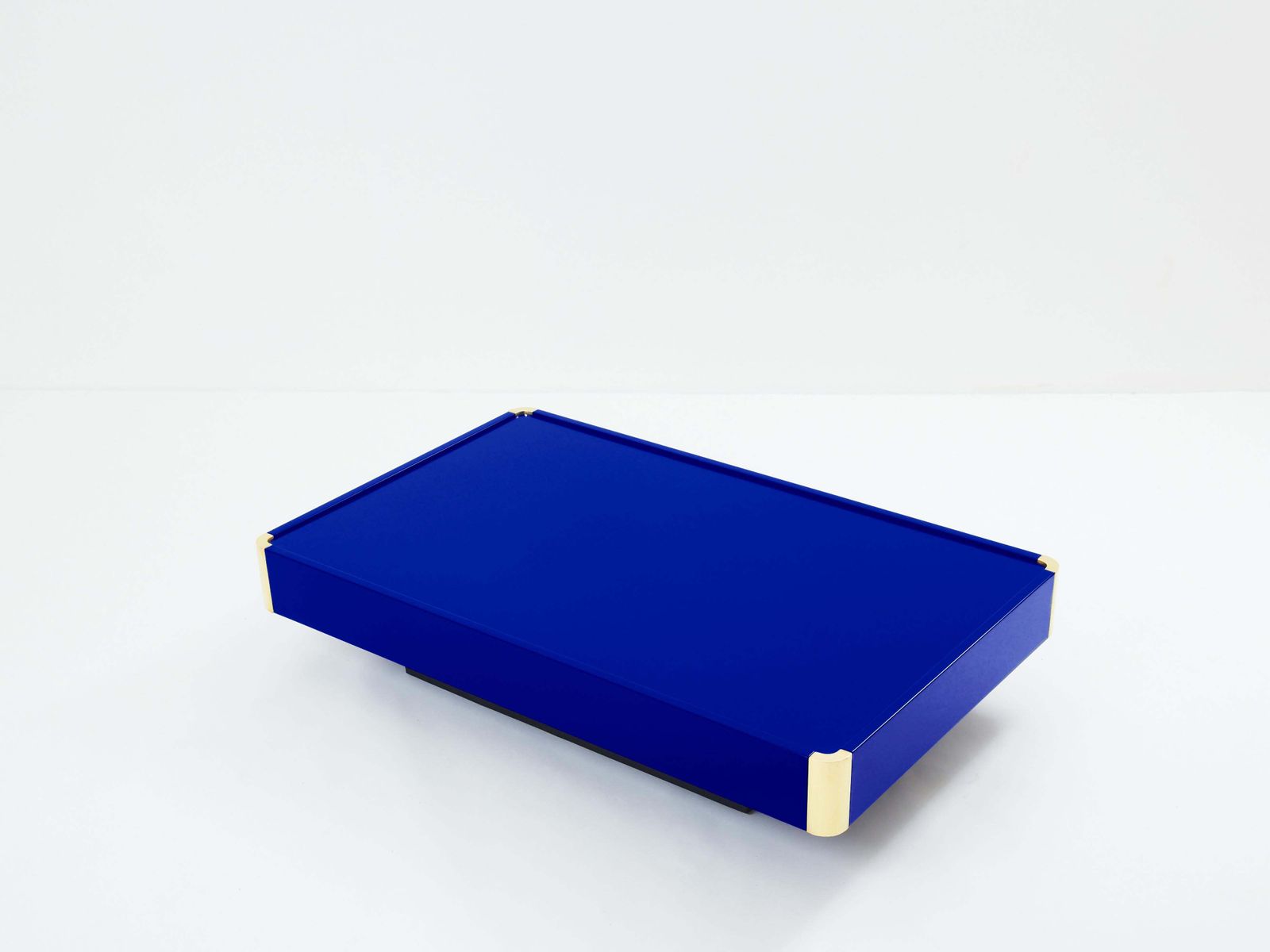 Table basse laquée bleu Majorelle et laiton, attribuée à Willy Rizzo, années 1970 photo for sale