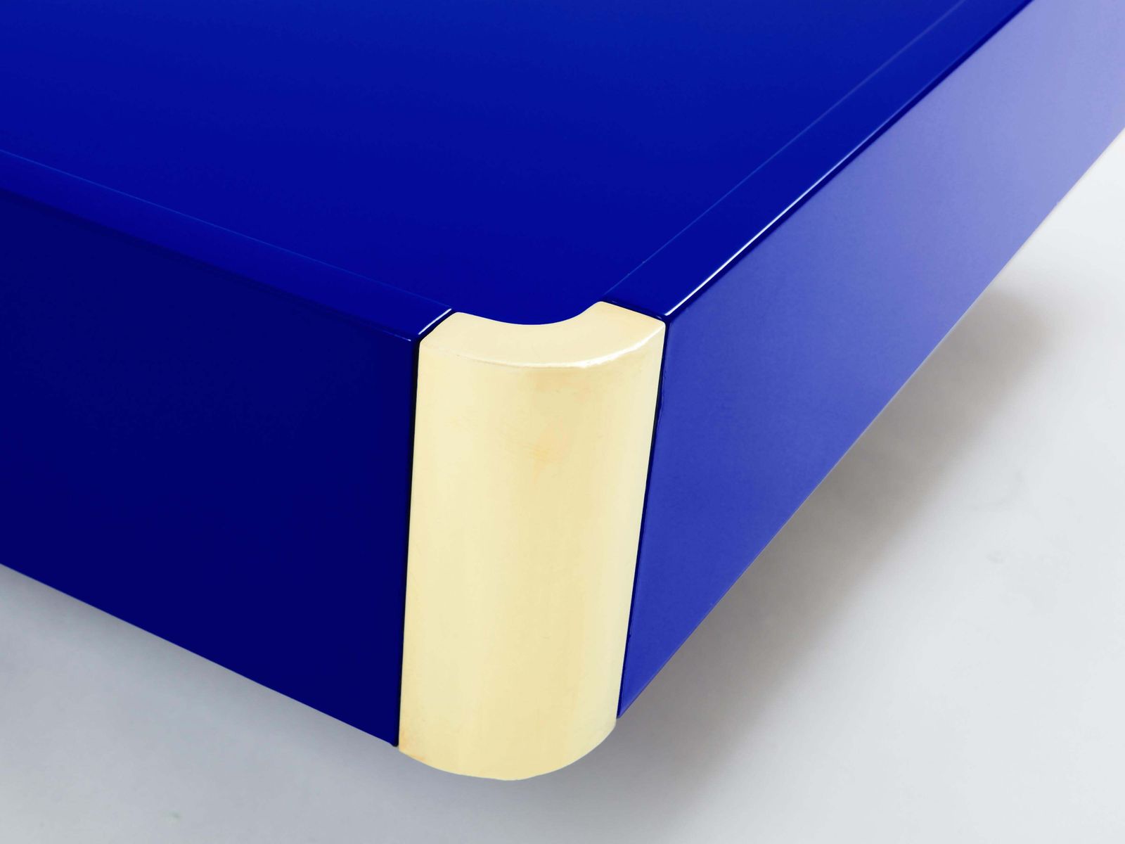 Table basse laquée bleu Majorelle et laiton, attribuée à Willy Rizzo, années 1970 photo Mobilier