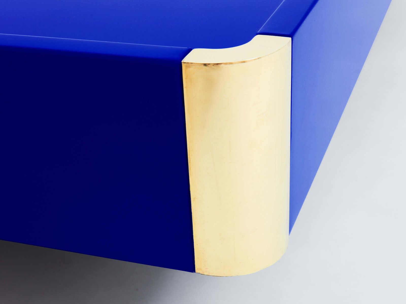 photo furniture Table basse laquée bleu Majorelle et laiton, attribuée à Willy Rizzo, années 1970