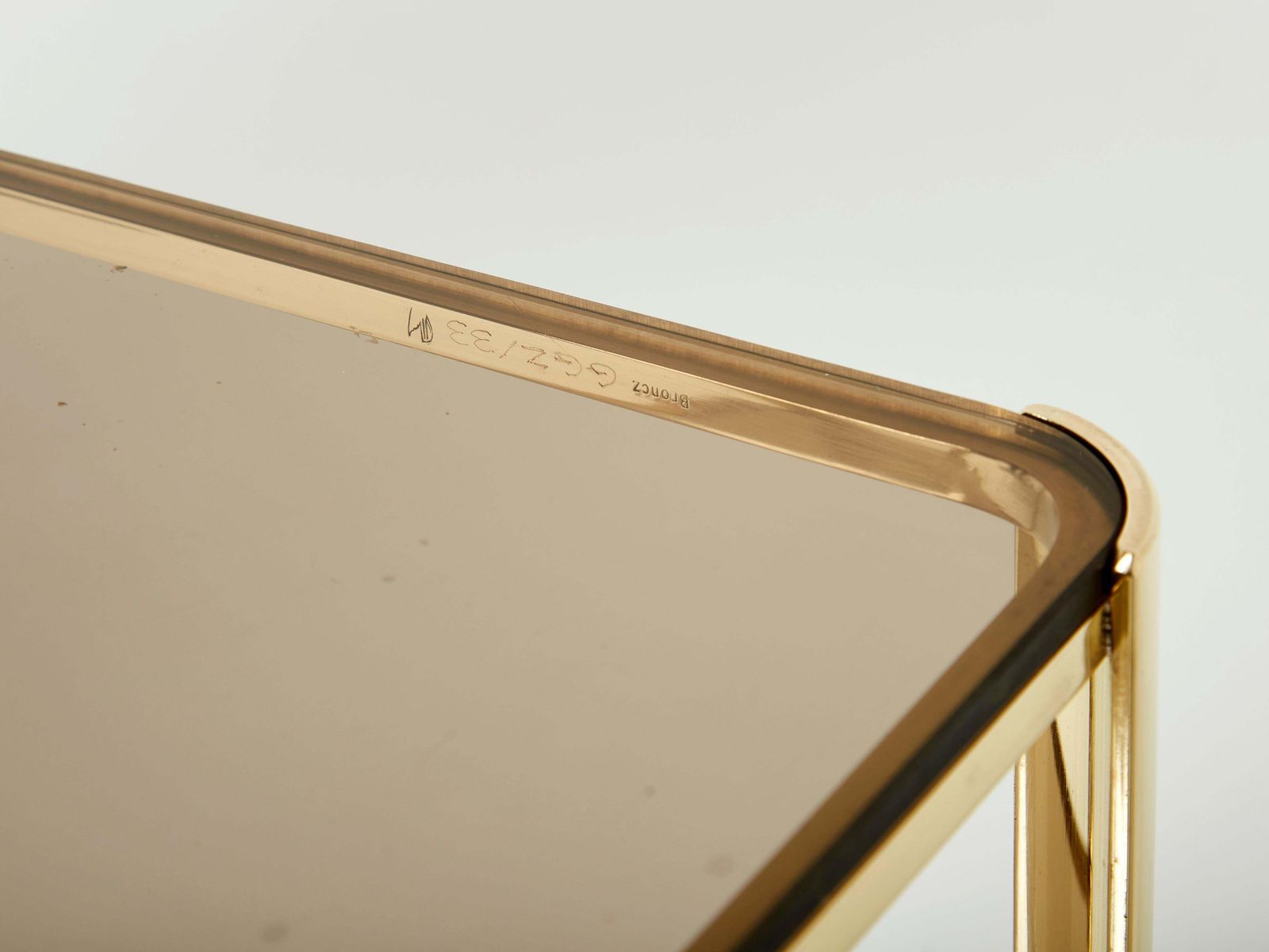 Table d'appoint à deux plateaux en bronze par Jacques Quinet pour Broncz, années 1960 photo vinterior