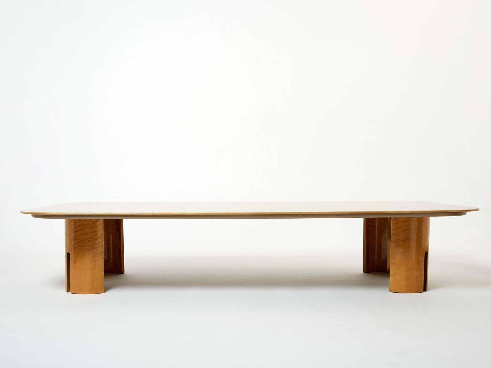photo for sale Table basse extra-large Giovanni Offredi pour Saporiti, érable et laiton, années 1980