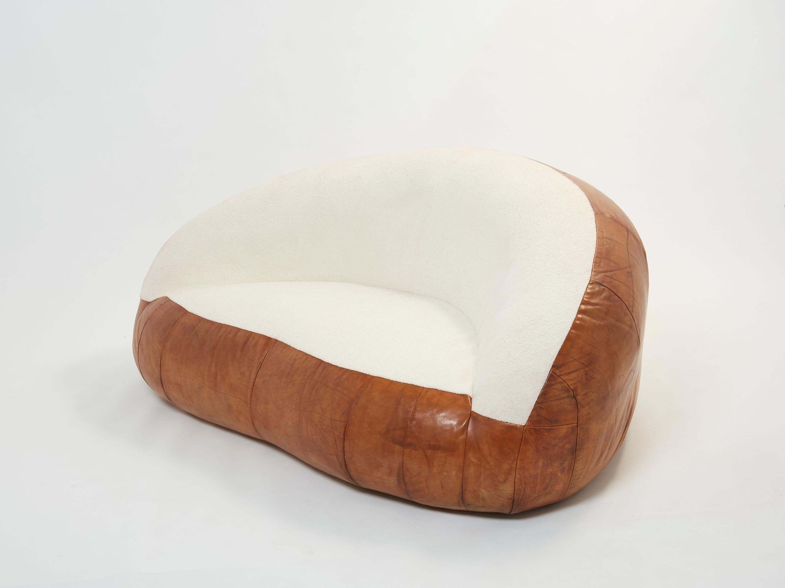 Ensemble de deux canapés Croissant en cuir et bouclé, par Raphaël Raffel, années 1970 photo 30721.0