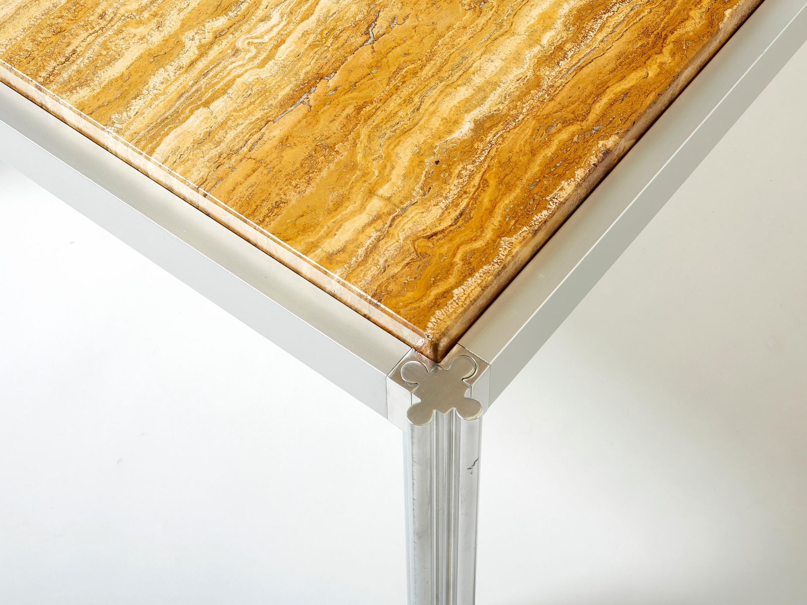 8778.0 Table basse en travertin jaune, chrome et aluminium George Ciancimino, 1975 photo