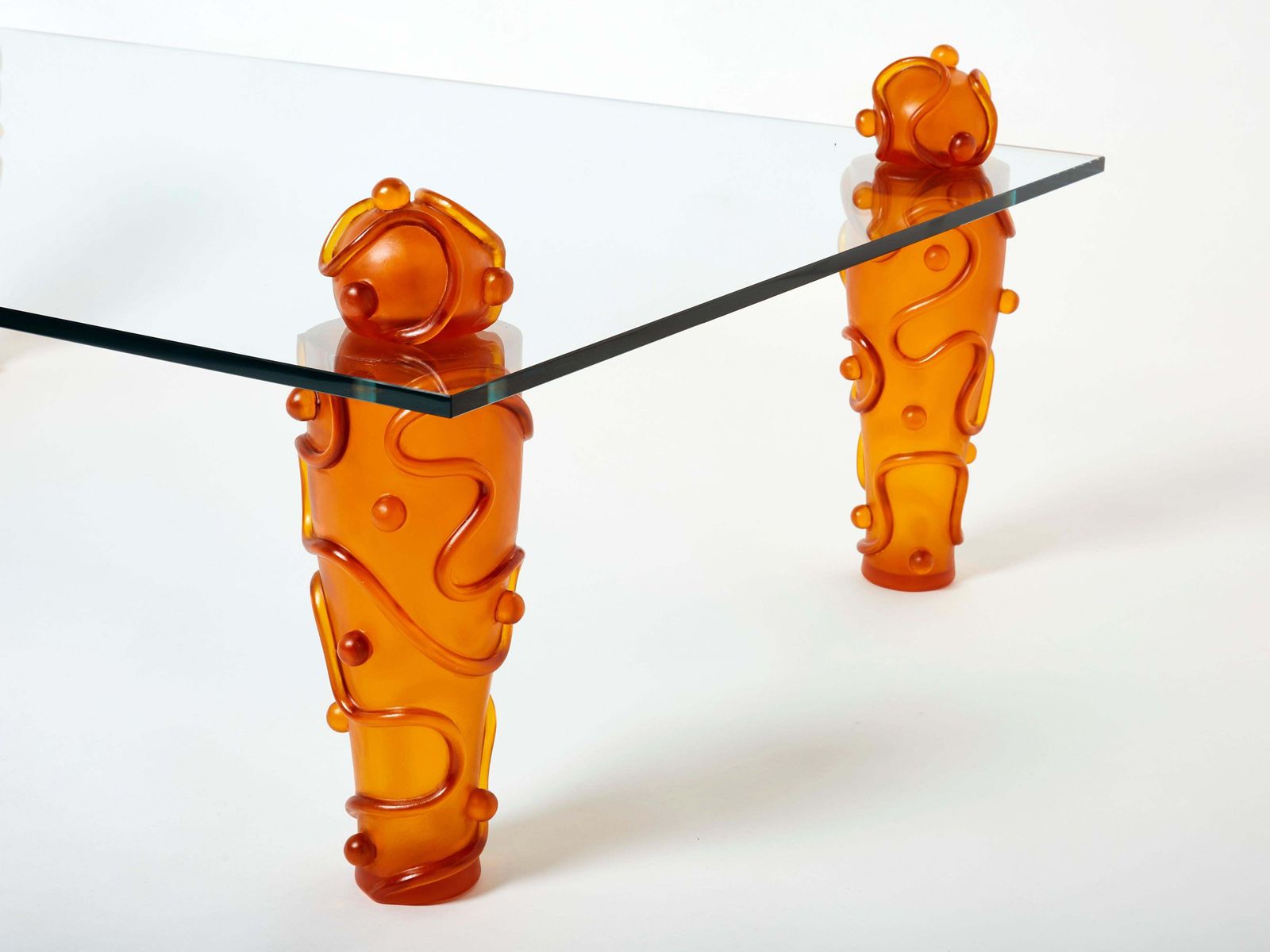 Grande table basse en résine et verre signée, par Garouste & Bonetti, années 1990 photo for sale