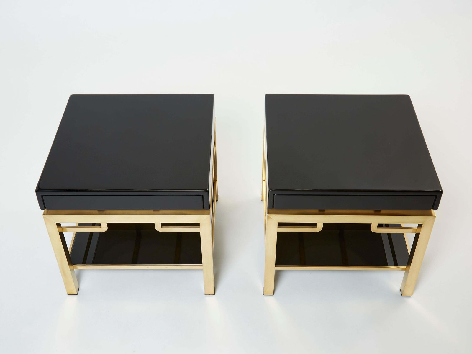 Tables d'appoint à deux plateaux en laque noire et laiton Guy Lefevre pour Maison Jansen, années 1970 photo furniture