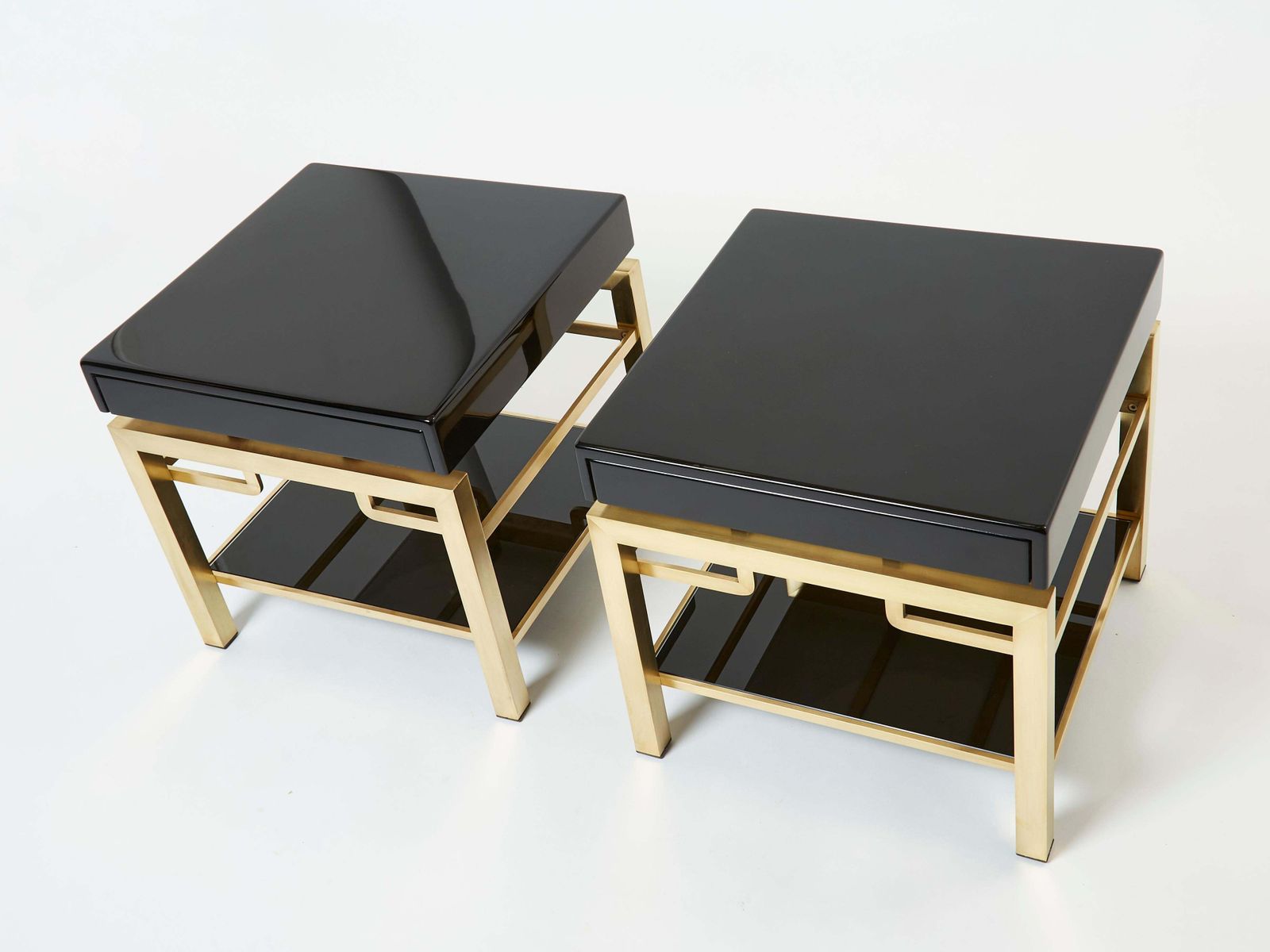 Tables d'appoint à deux plateaux en laque noire et laiton Guy Lefevre pour Maison Jansen, années 1970 photo for sale
