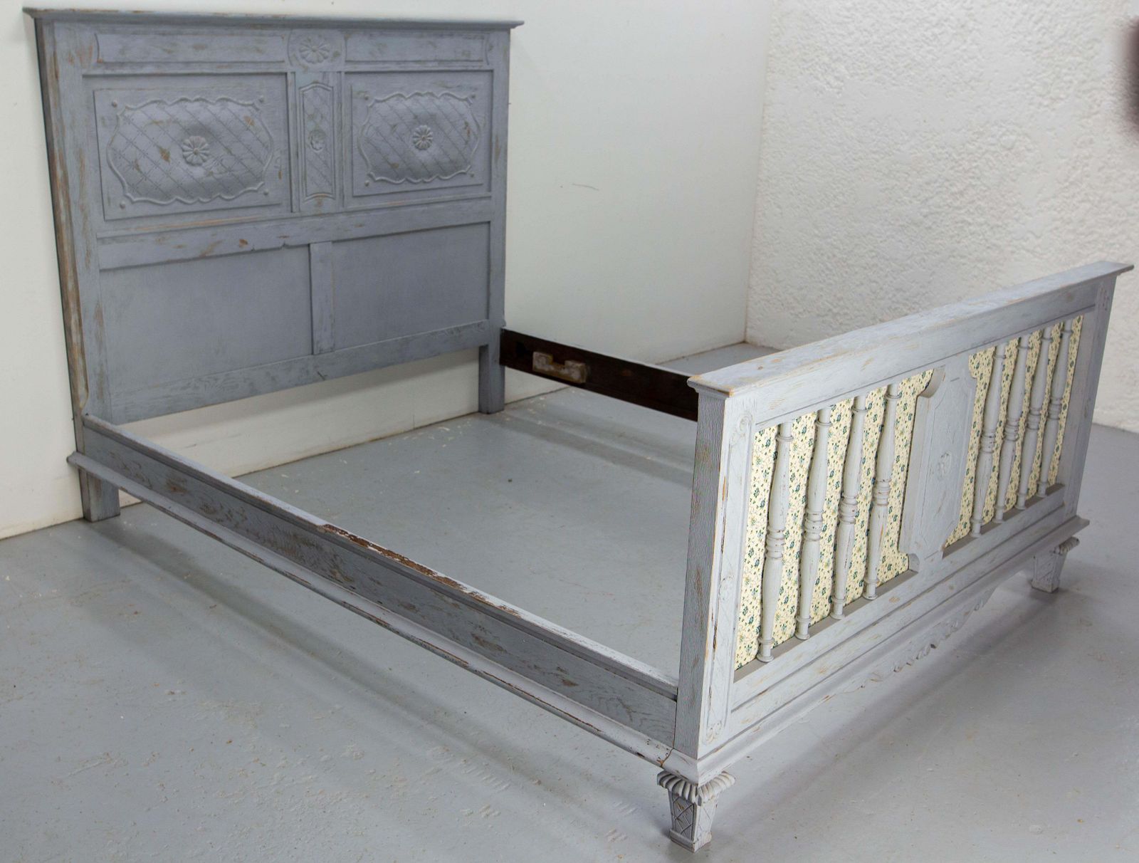 Frans bed met gepatineerd hout, tweepersoons, Louis XVI-stijl, ca. 1960 photo Meubels