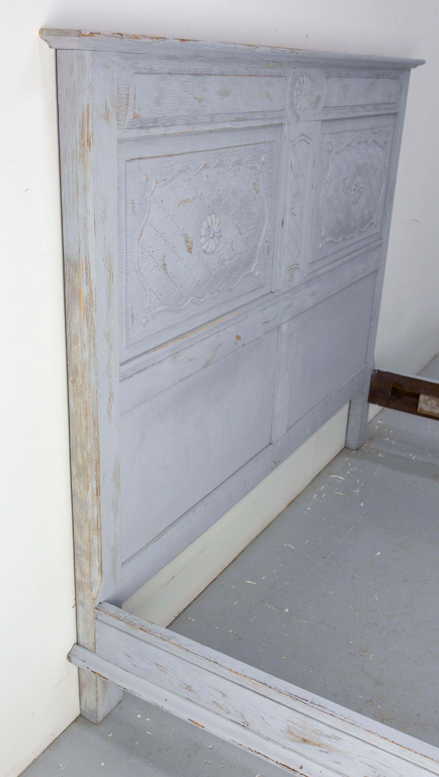 Frans bed met gepatineerd hout, tweepersoons, Louis XVI-stijl, ca. 1960 photo vinterior