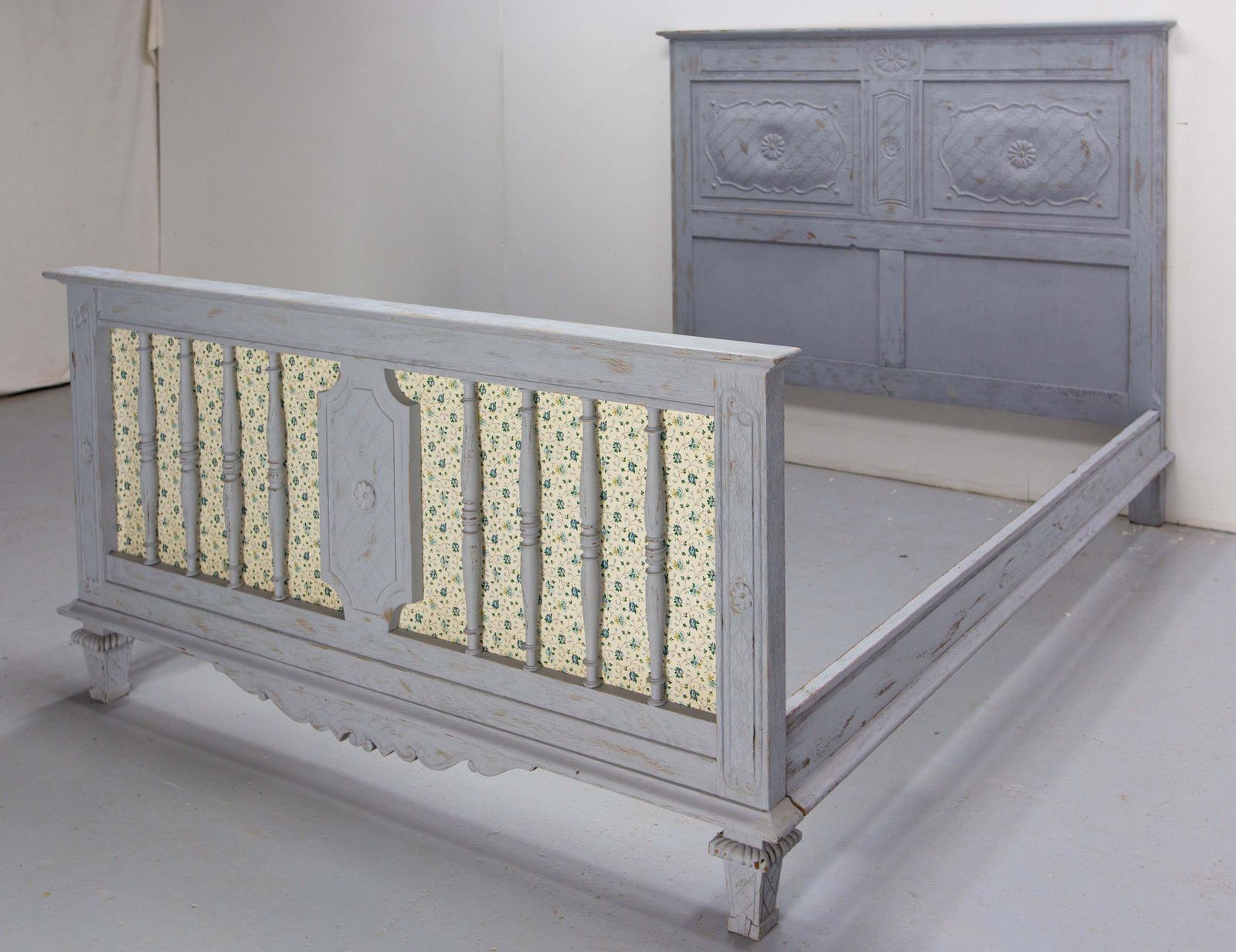 photo for sale Frans bed met gepatineerd hout, tweepersoons, Louis XVI-stijl, ca. 1960