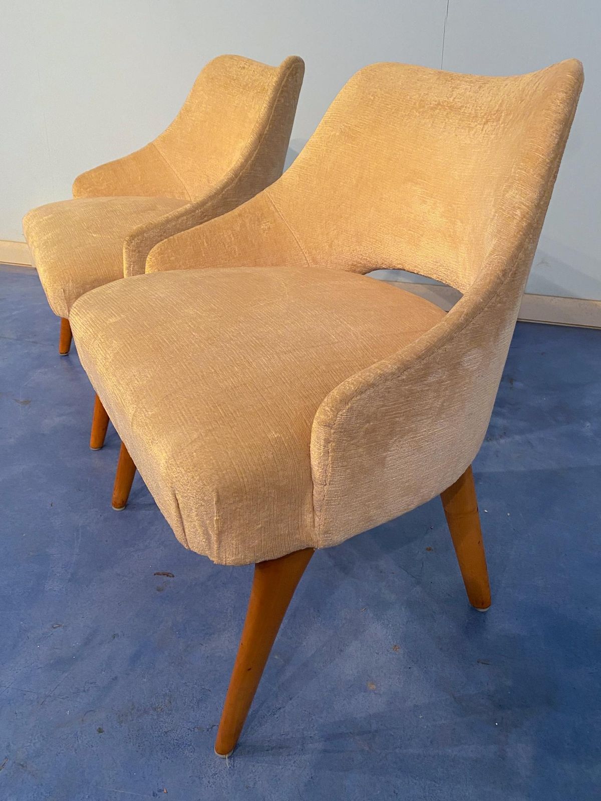 photo vintage Couple Of Italian Mid Century Armchairs In Yellow Velvet By Vittorio Dassi