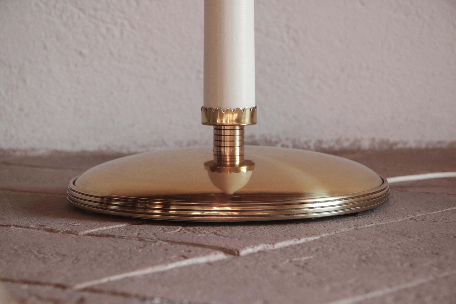 photo vintage Italian  Ash Wood Polished Brass Lamp Floor Attributed To Pietro Chiesa  1940s