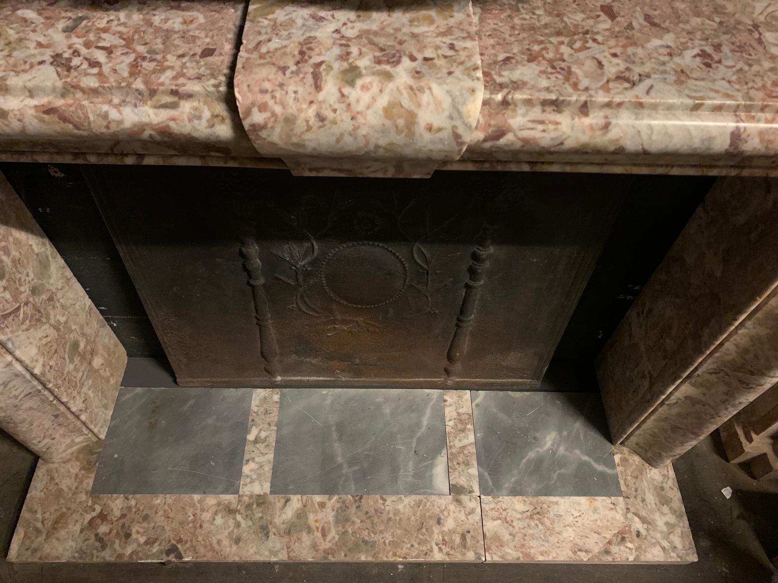 photo vinterior Art Deco Mantle Fireplace In Peach Blossom Marble, Italy