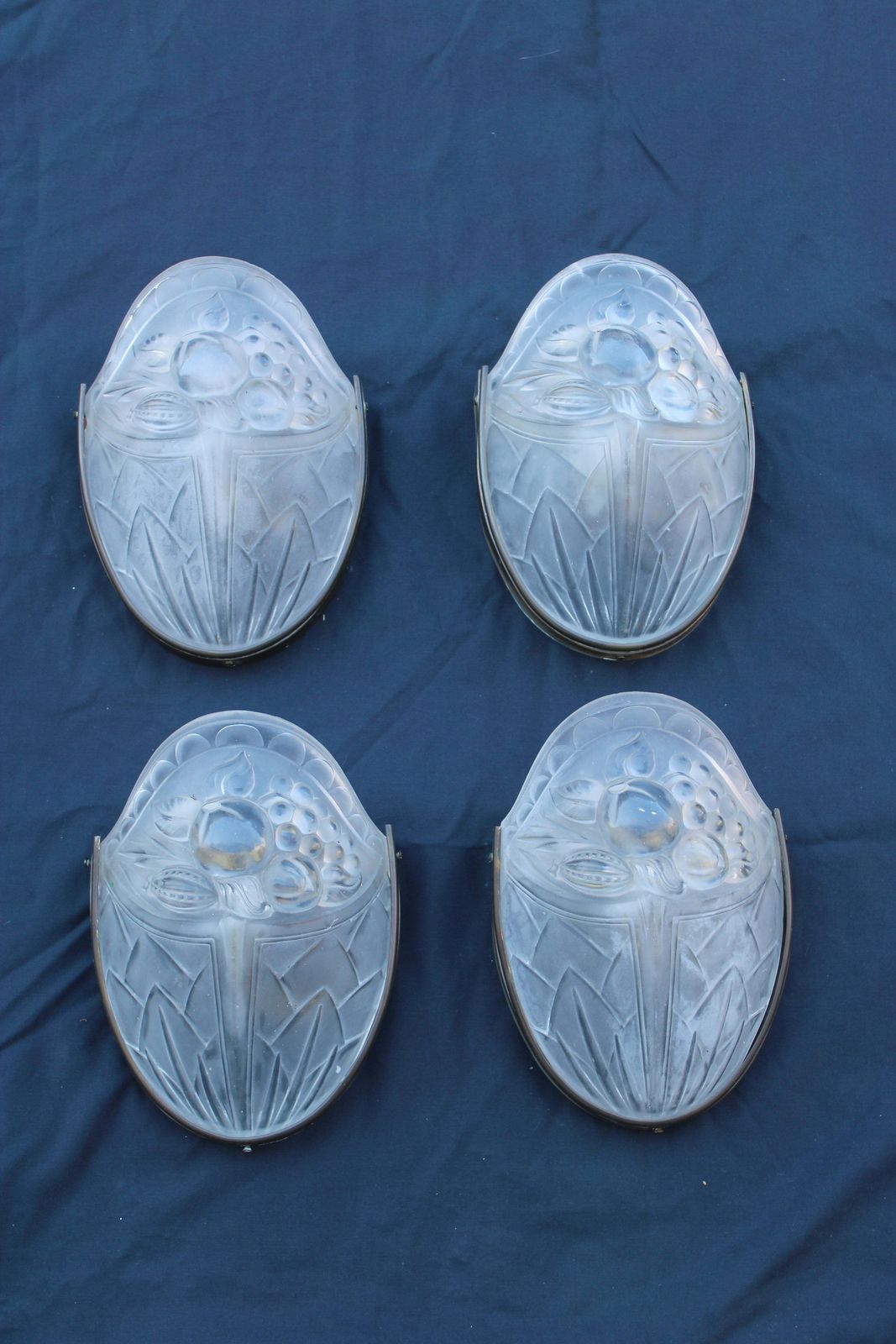1930s French Art Deco Wall Lamp In Crystal And Brass Lalique Style photo for sale