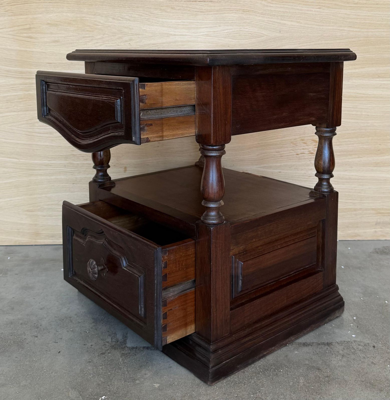 Paire de tables de chevet espagnoles en bois massif sculpté, XXe siècle, deux tiroirs photo furniture