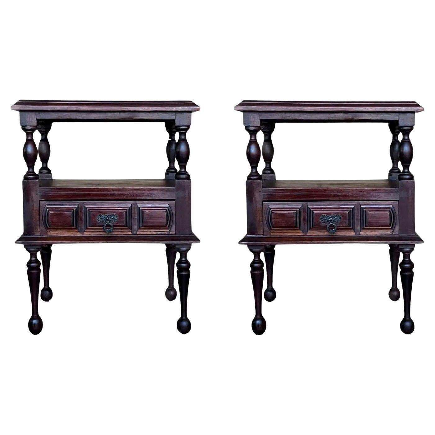 Paire de tables de chevet françaises en bois massif sculpté, tiroir bas, XXe siècle