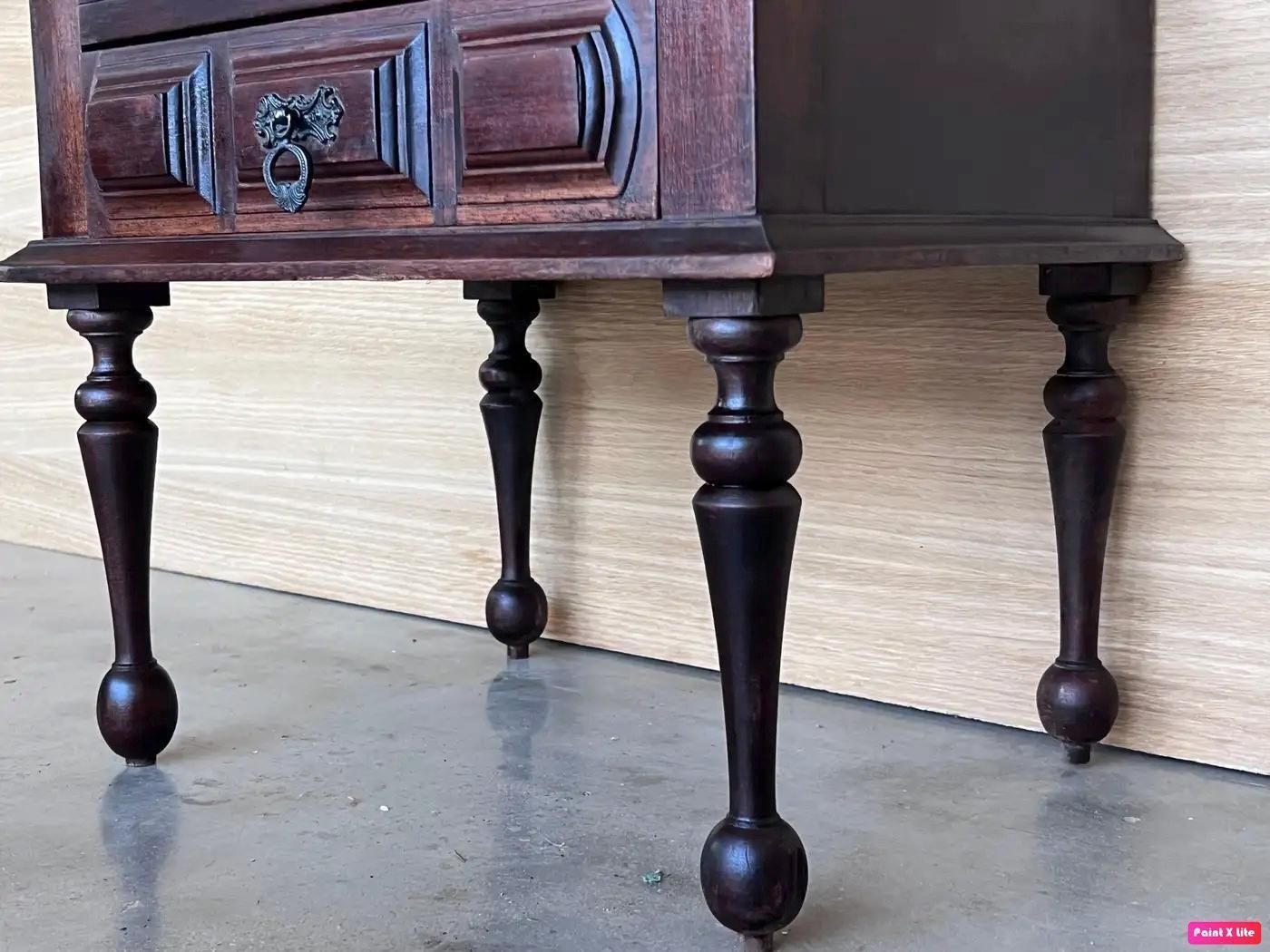 Mobilier Paire de tables de chevet françaises en bois massif sculpté, tiroir bas, XXe siècle photo