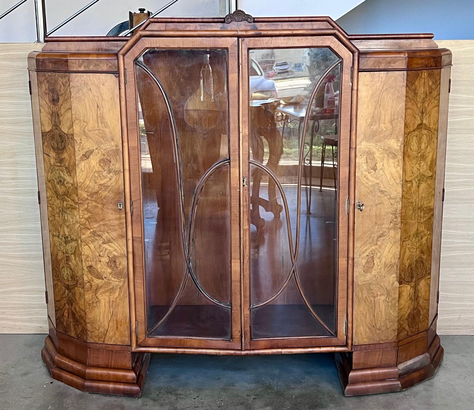 Vitrine cathédrale Art déco en placage de noyer, socle ébénisé, vers 1930 photo furniture