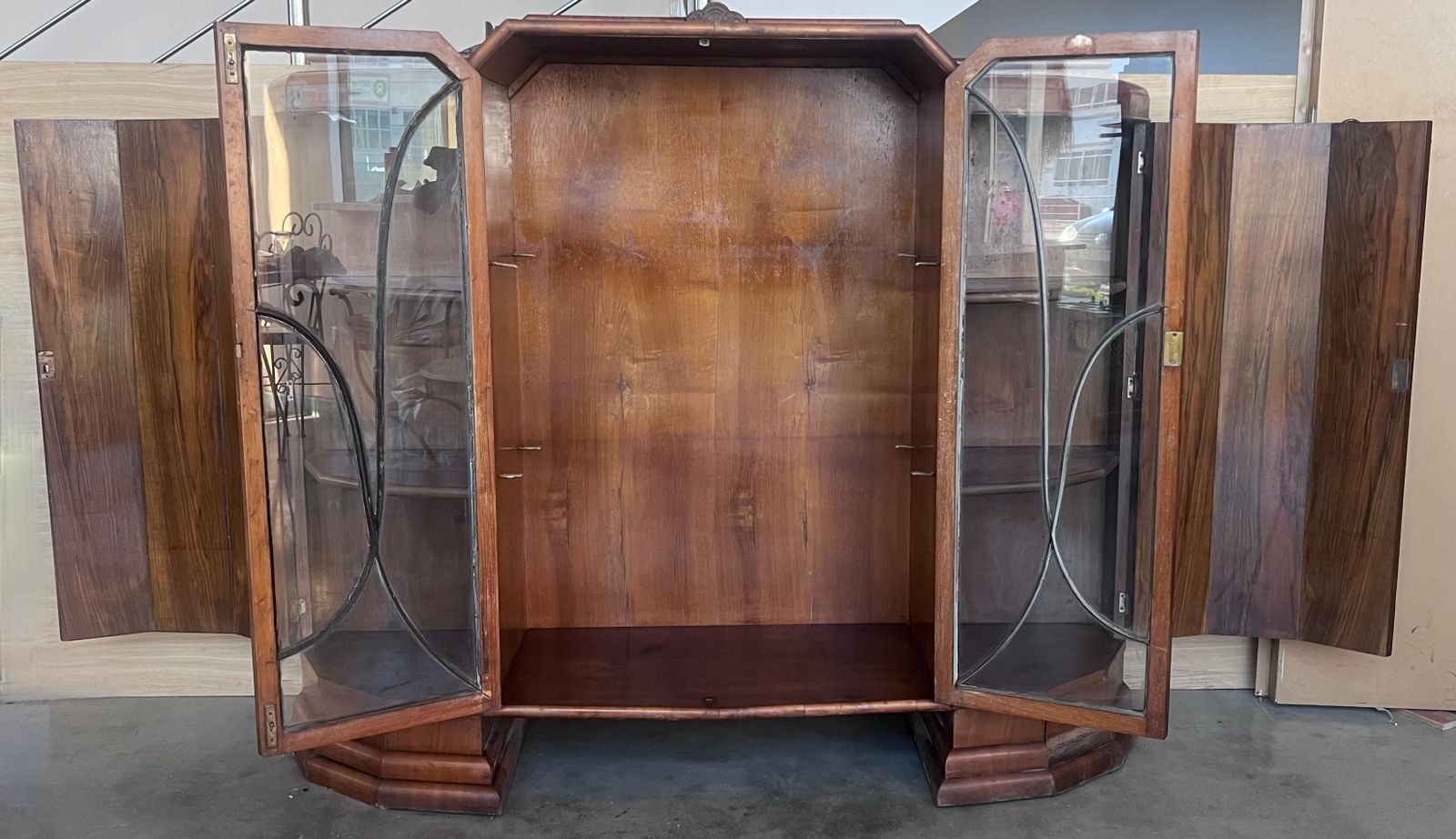 photo for sale Vitrine cathédrale Art déco en placage de noyer, socle ébénisé, vers 1930