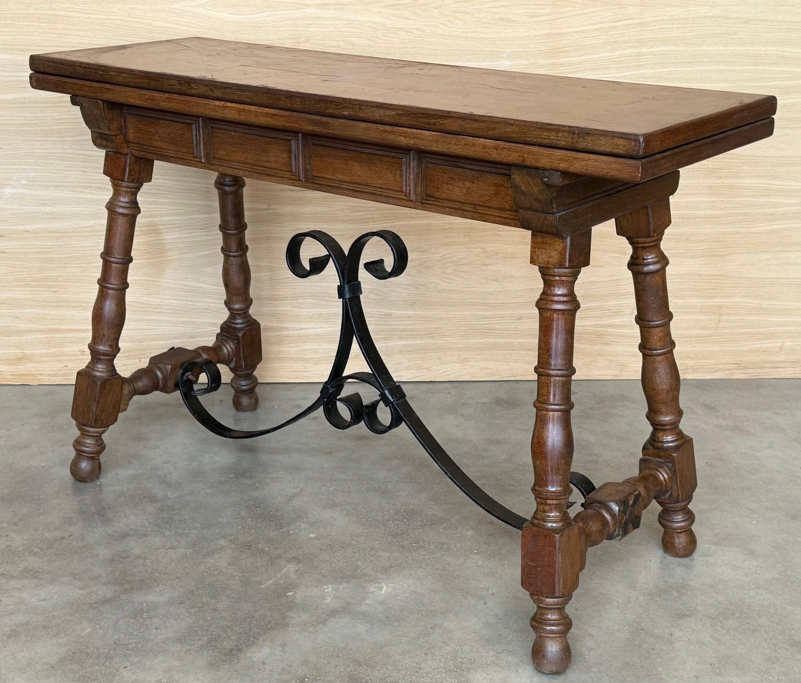 Table console espagnole du XXe siècle à abattant, avec entretoise en bois photo furniture