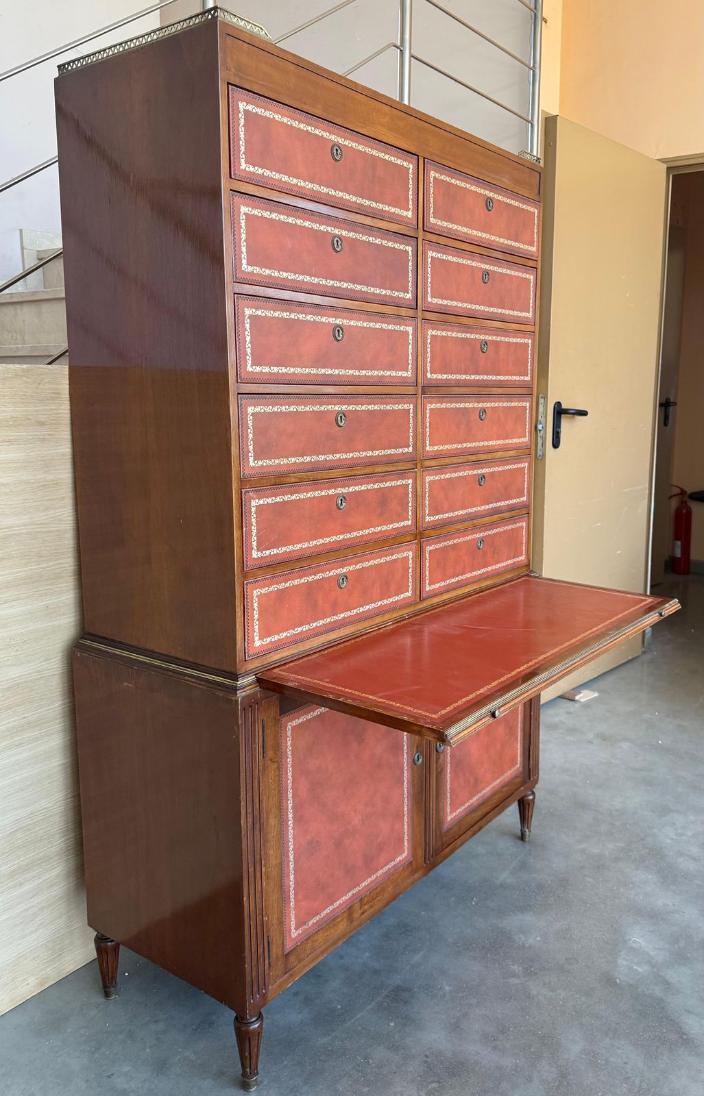 Commode vintage de style Chippendale en cuir gaufré orange, bureau photo Mobilier