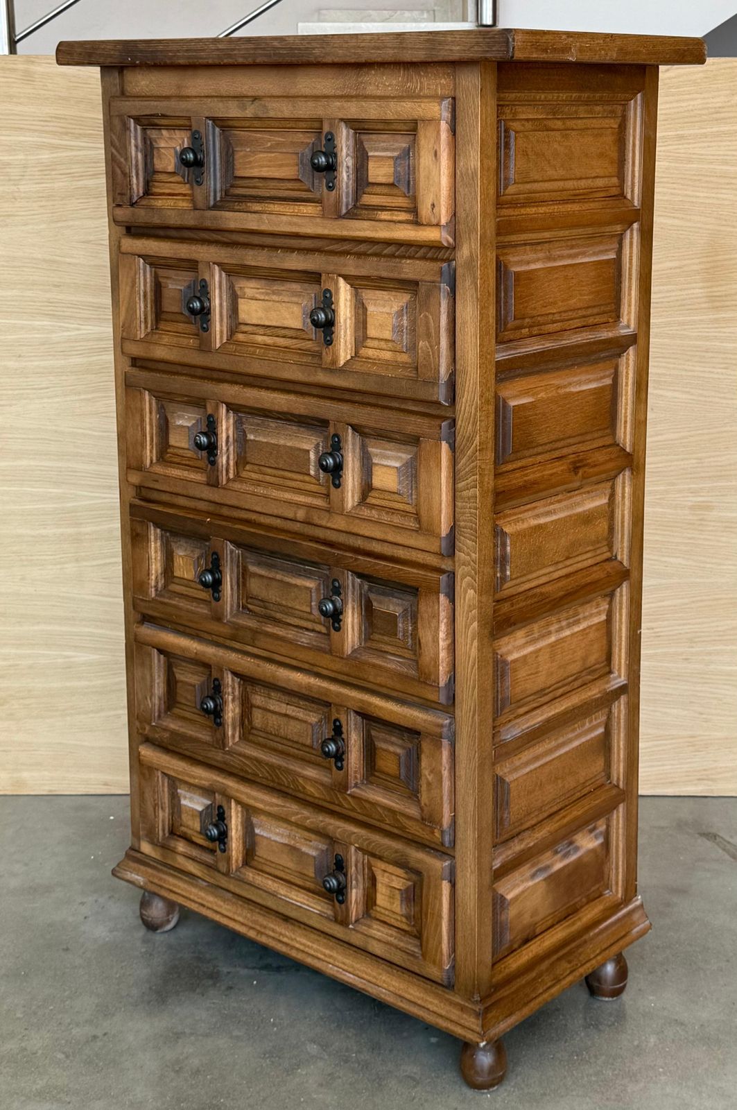photo furniture Commode ou table de chevet baroque catalane en noyer sculpté, style toscan, XXe siècle