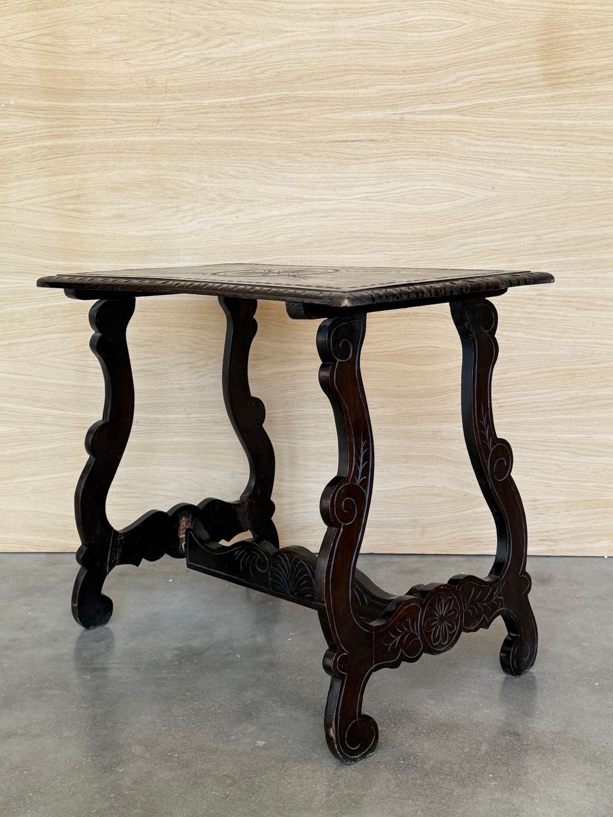 Table d'appoint baroque espagnole aux pieds en lyre et bords sculptés, XIXe siècle photo buy