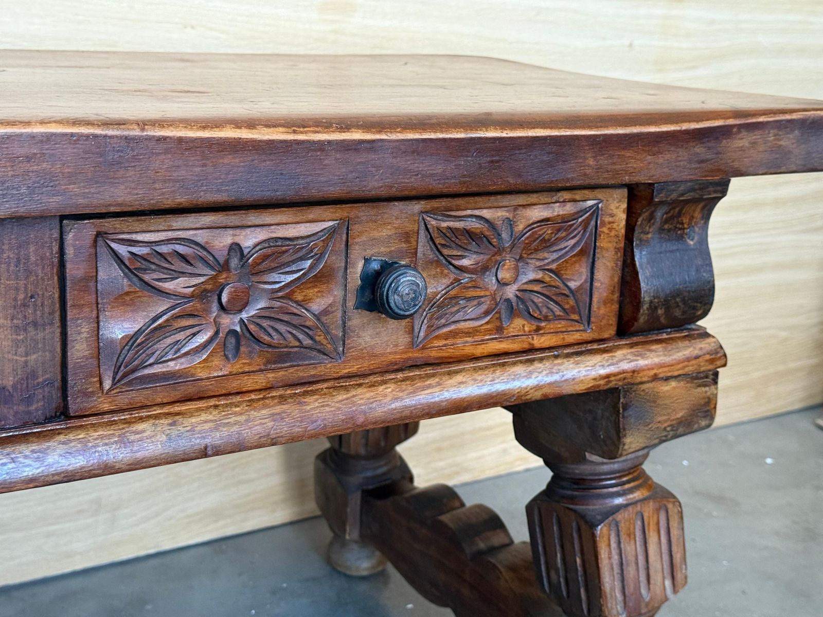 photo furniture Console basse espagnole à colonnes torses et deux tiroirs sculptés, XIXe siècle