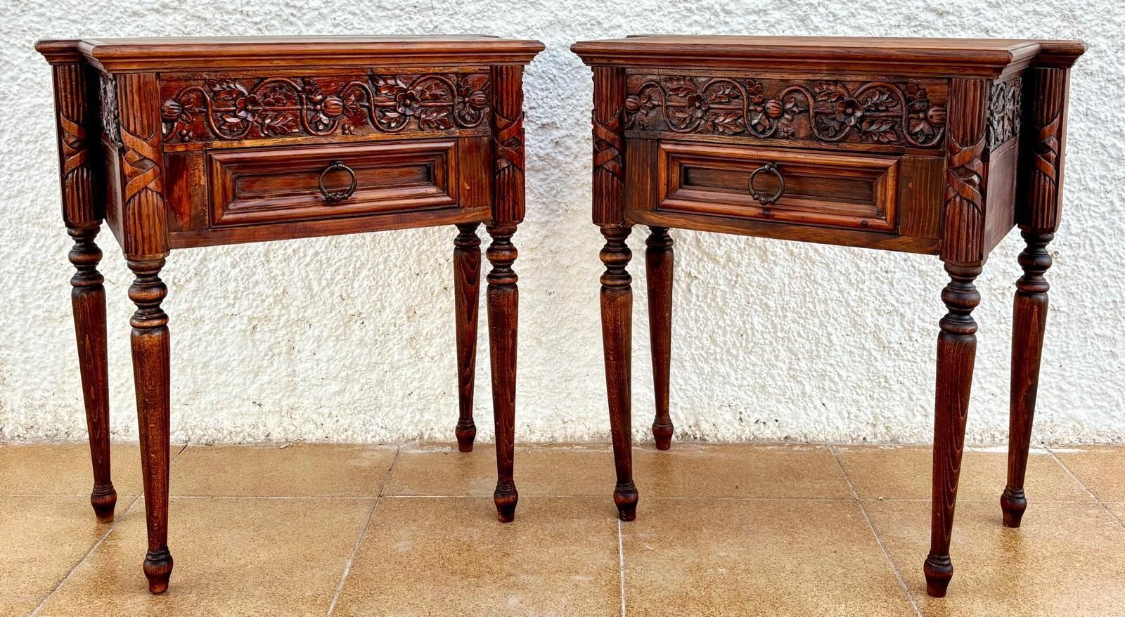 Tables de chevet françaises en bois sculpté, années 1940, lot de 2 photo furniture