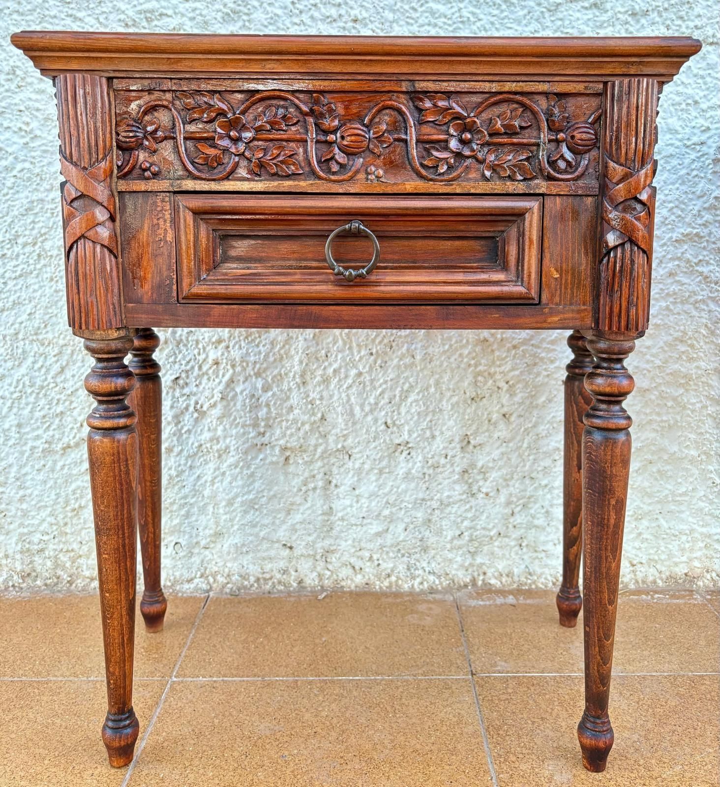 photo furniture Tables de chevet françaises en bois sculpté, années 1940, lot de 2