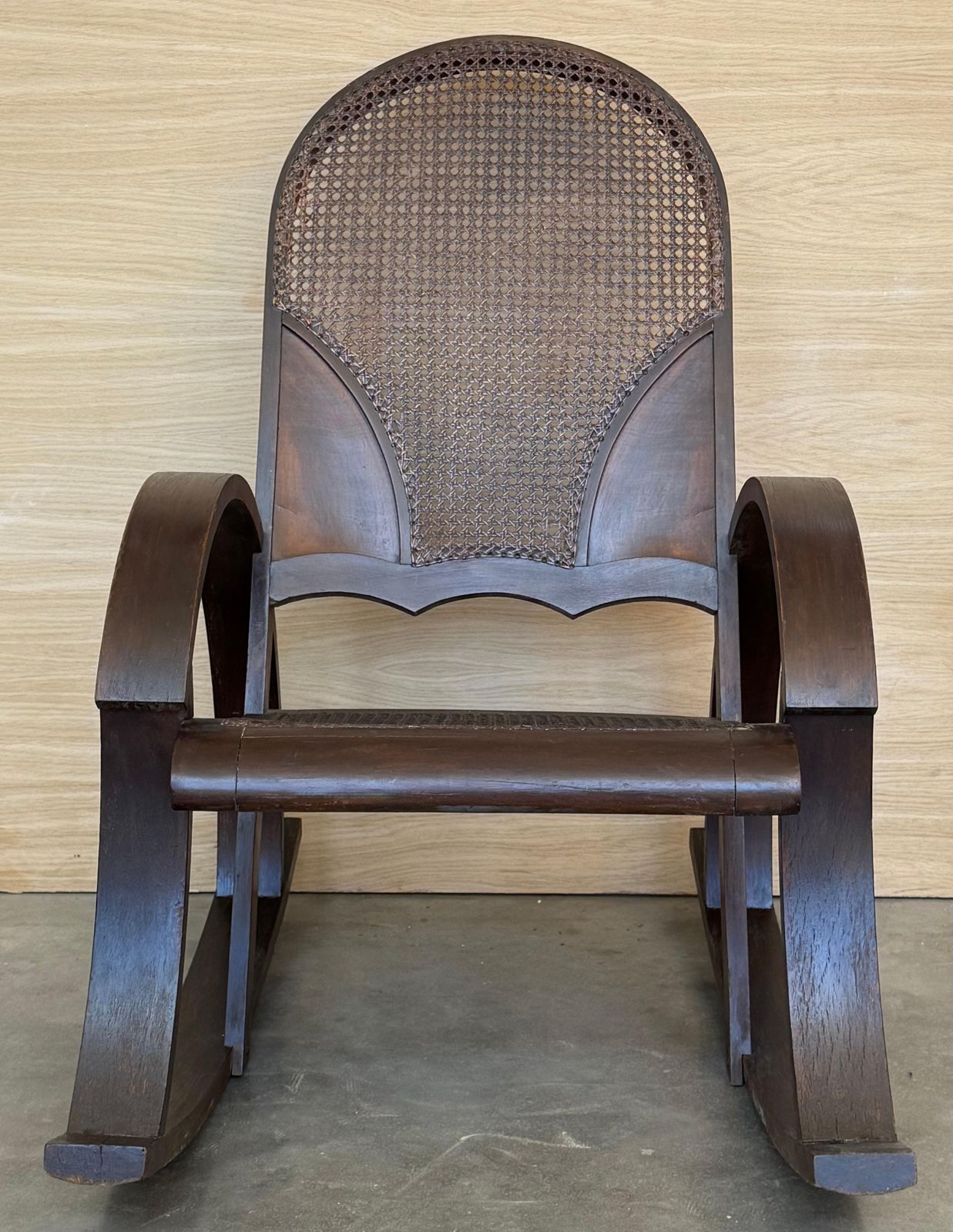 Paire de rocking-chairs en bois courbé, assise et dossier en cannage photo furniture