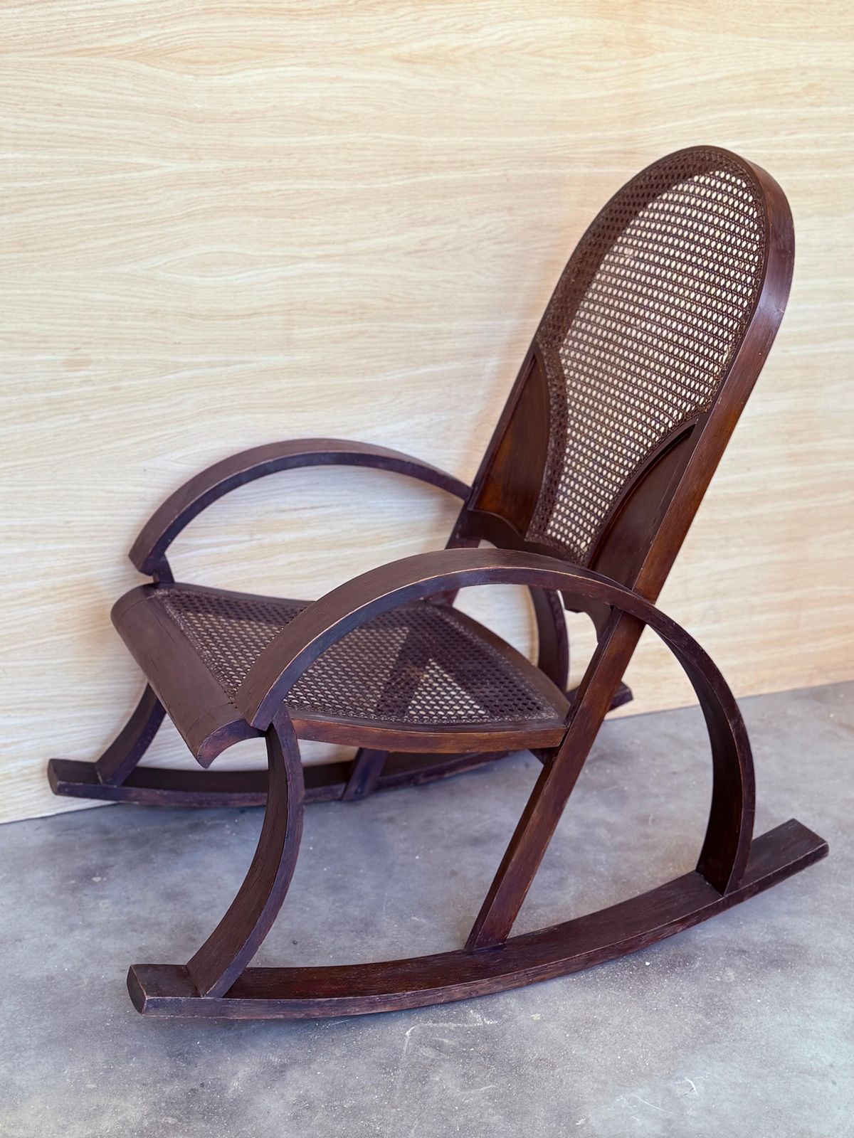 Paire de rocking-chairs en bois courbé, assise et dossier en cannage photo vinterior