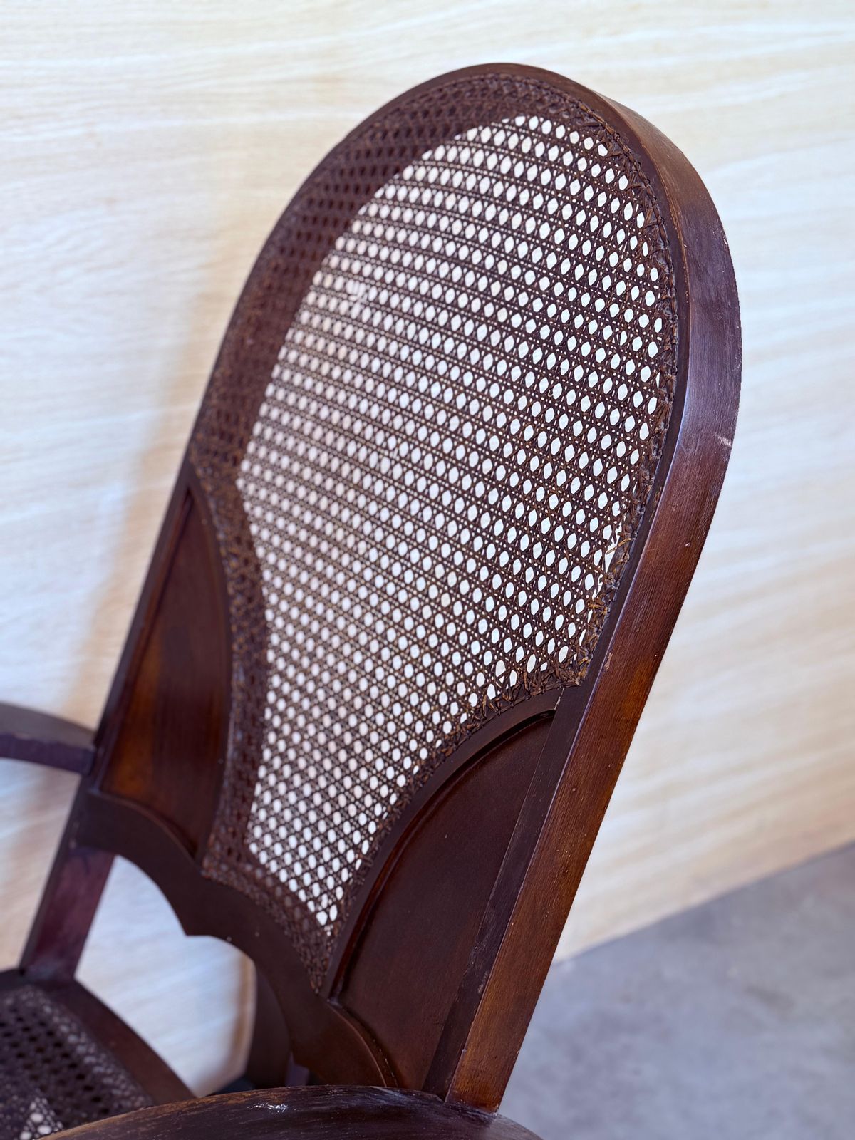 Paire de rocking-chairs en bois courbé, assise et dossier en cannage photo vintage