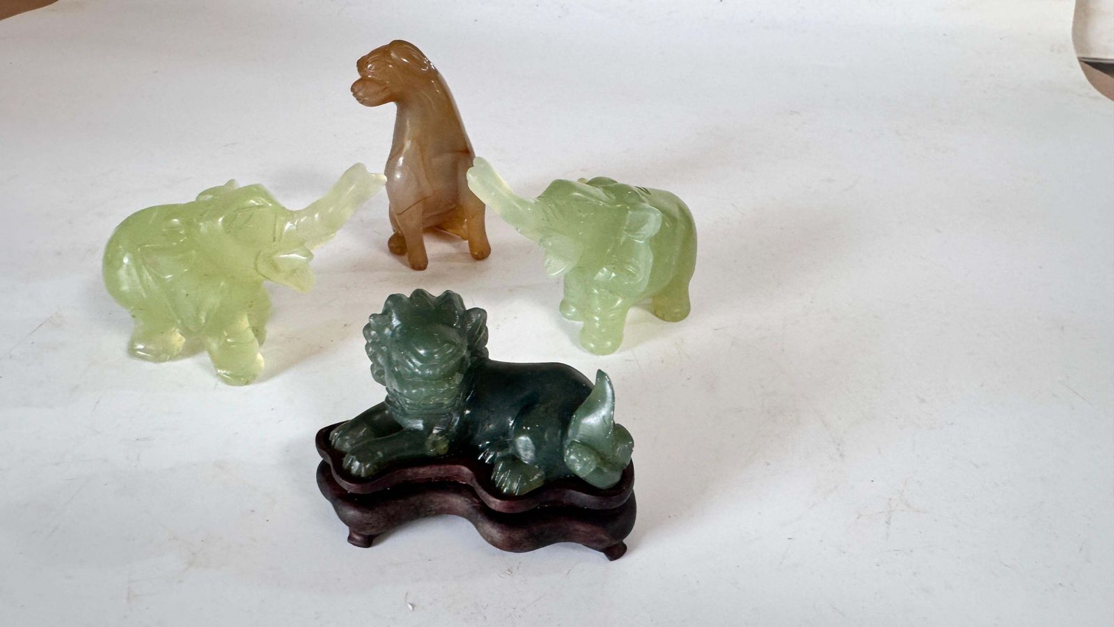 Set Of 4 Chinese Animal Figurines In Jade And Onyx – Elephants, Lion & Dog, 20th photo buy