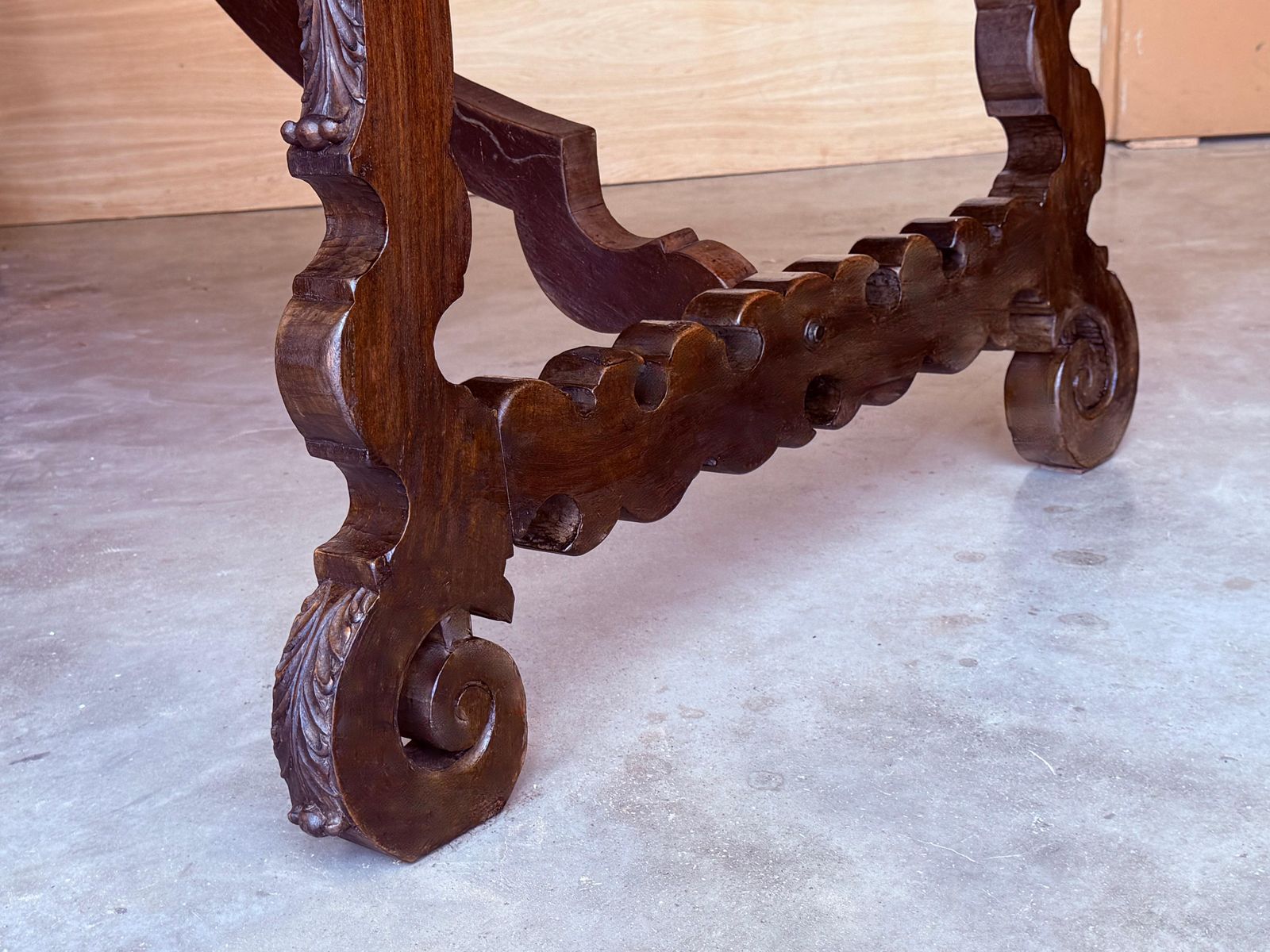 Grande table à manger ou de bureau espagnole du XVIIIe siècle, pieds sculptés et entretoise en fer photo vintage