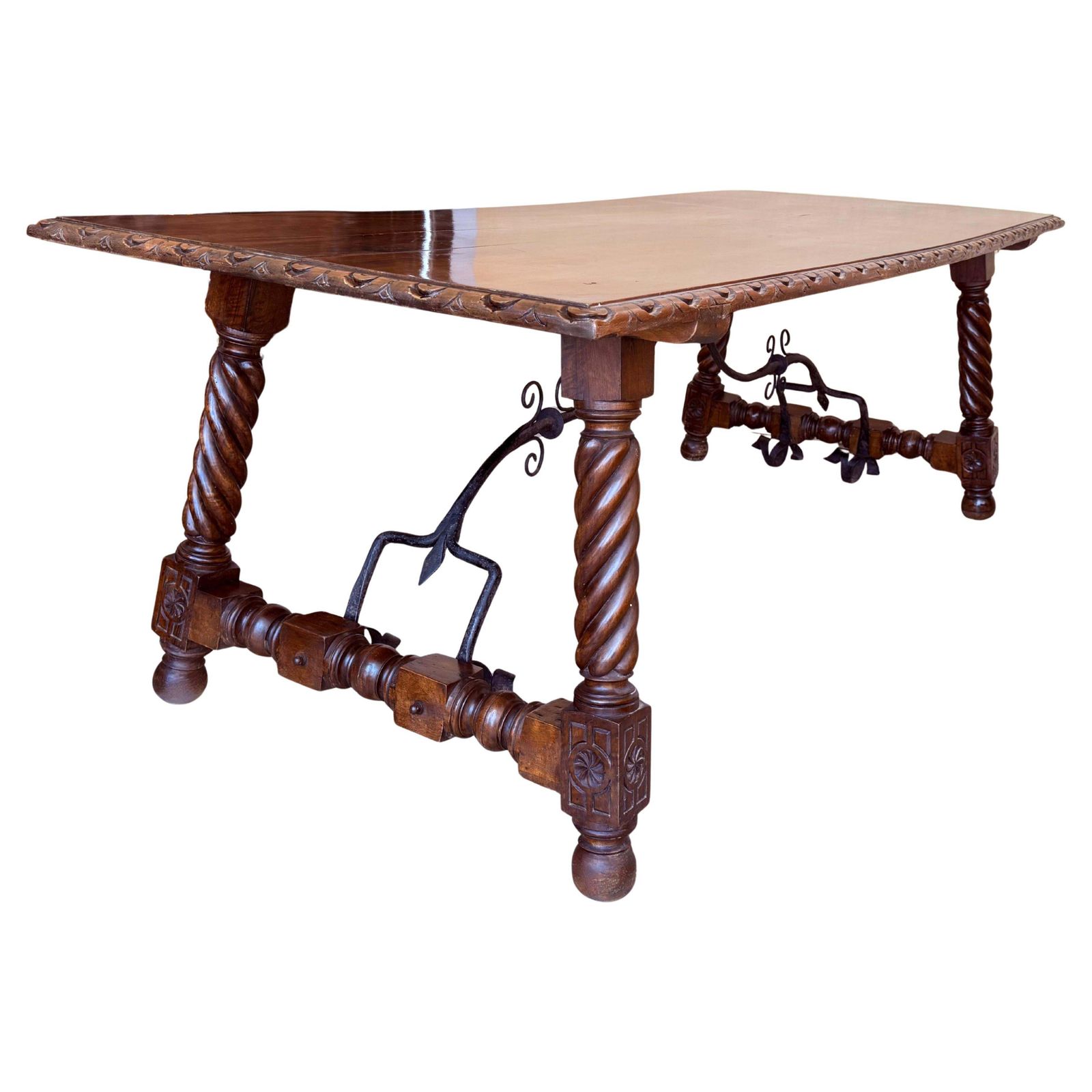 Grande table à manger ou de bureau espagnole à pieds salomoniques et entretoise en fer, XVIIIe siècle