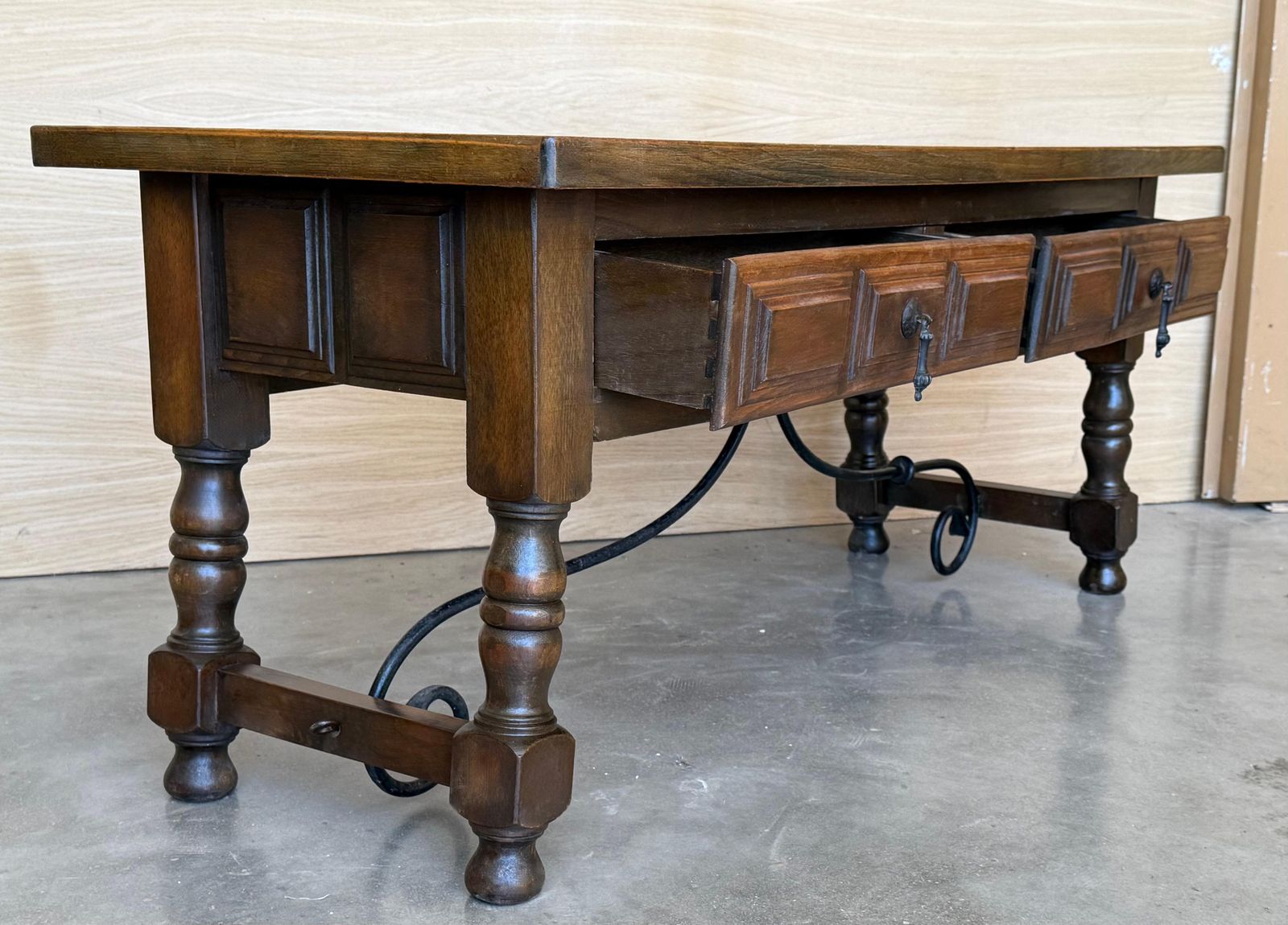 Table basse espagnole rectangulaire à pieds tournés et quatre tiroirs photo vintage