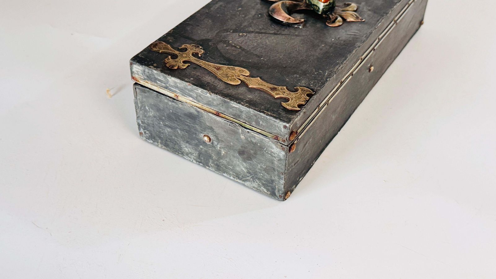 Handcrafted Pewter Cigar Box With Brass Inlays, Fleur De Lys Motif, 1970s Franc photo vinterior