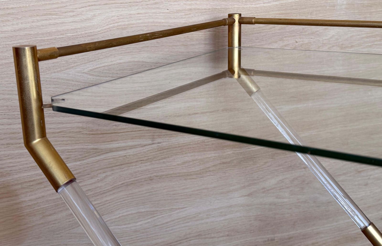 photo furniture Table de service ou table d'appoint mid-century modern en laiton et lucite, à piétement en X