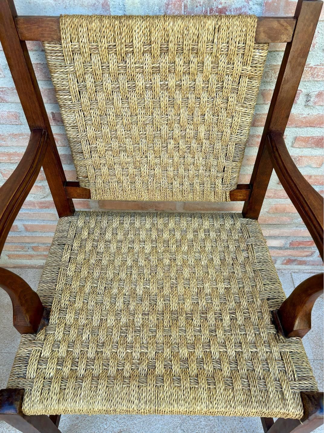 Ensemble de fauteuils espagnols en noyer du XXe siècle, dossiers et assises cannées, 1940 photo vinterior