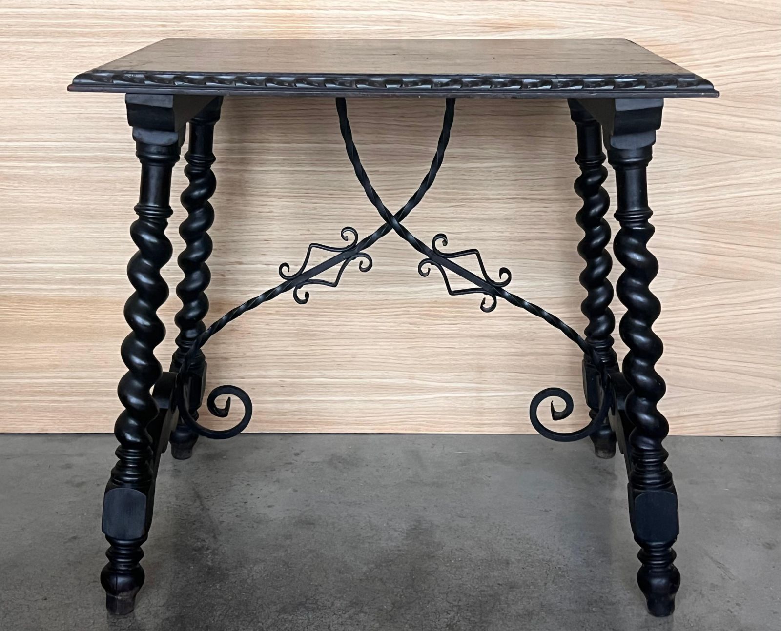 Table d'appoint espagnole du XIXe siècle, pieds tournés et entretoise en fer photo furniture