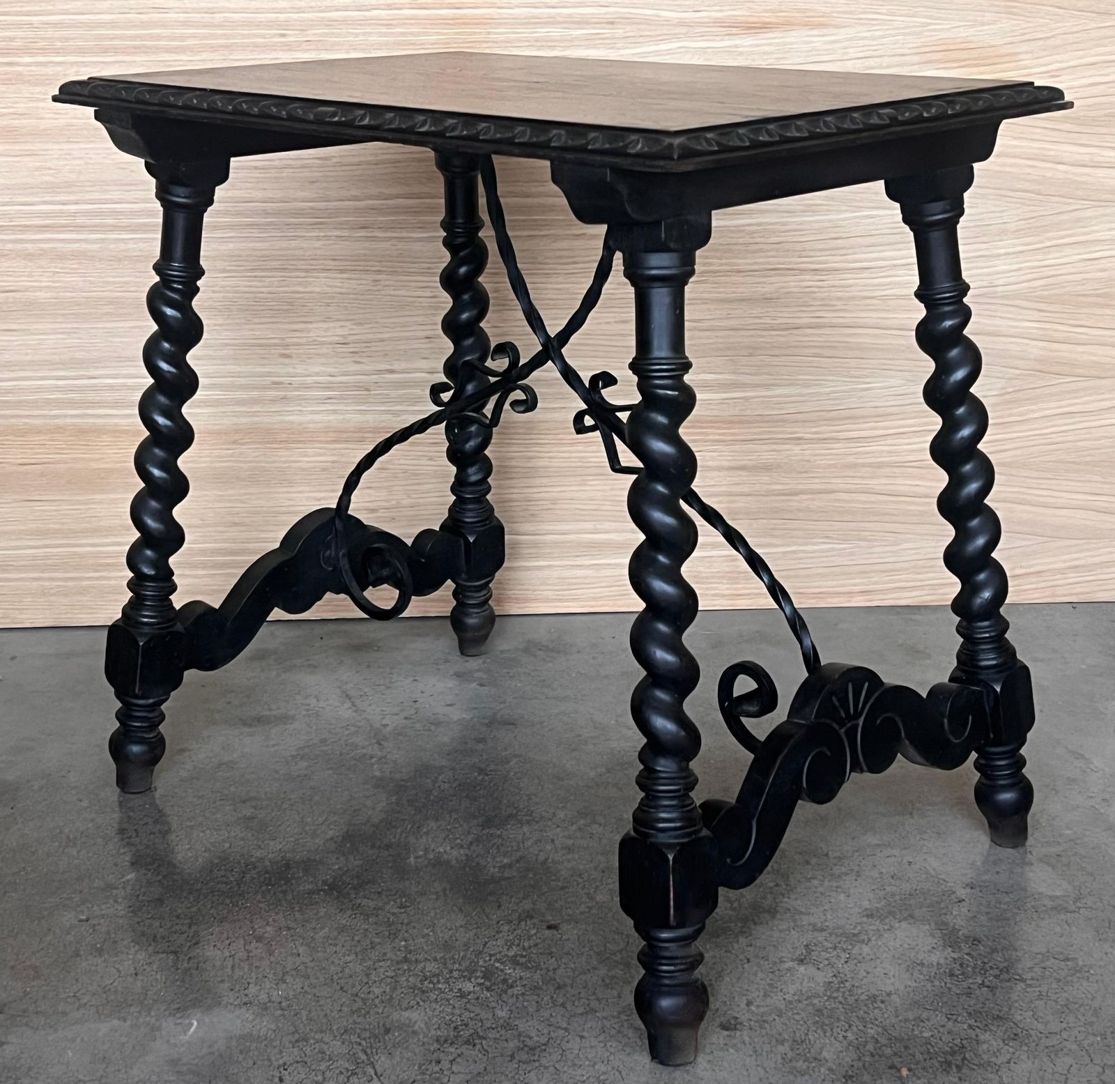 photo furniture Table d'appoint espagnole du XIXe siècle, pieds tournés et entretoise en fer