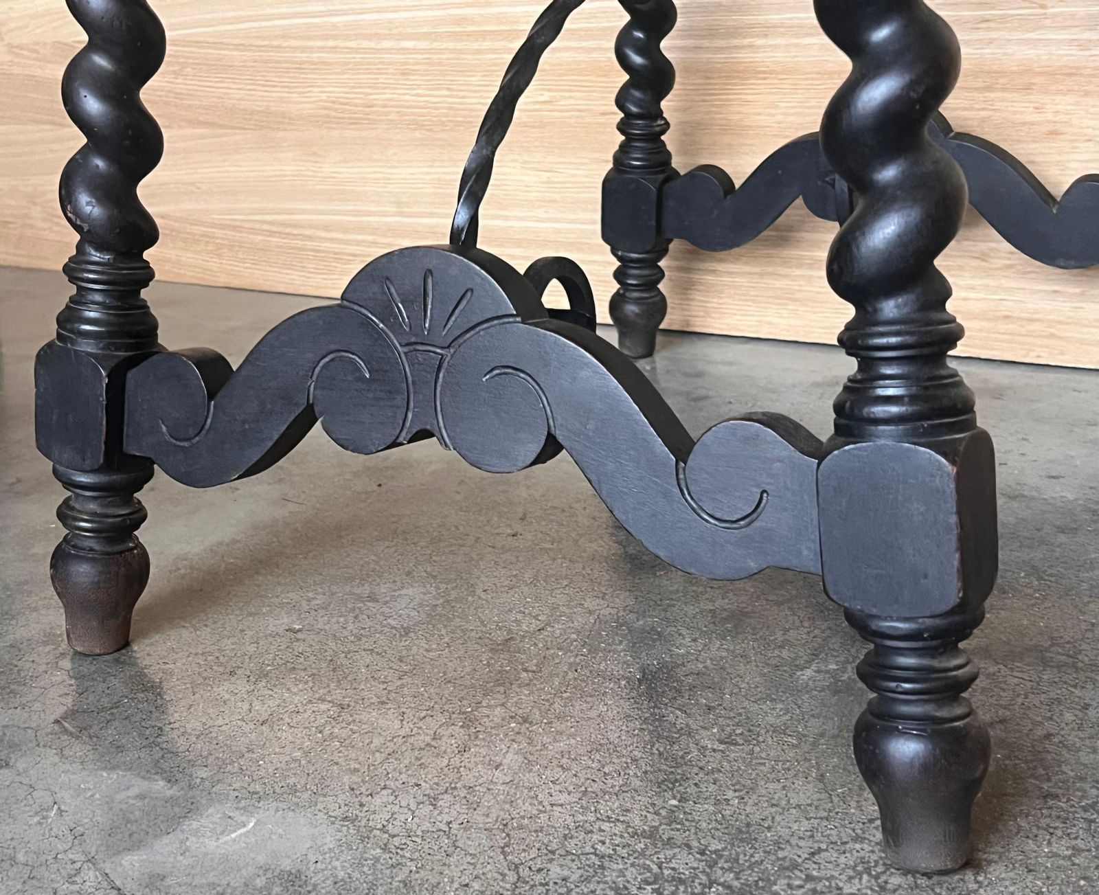 photo vinterior Table d'appoint espagnole du XIXe siècle, pieds tournés et entretoise en fer