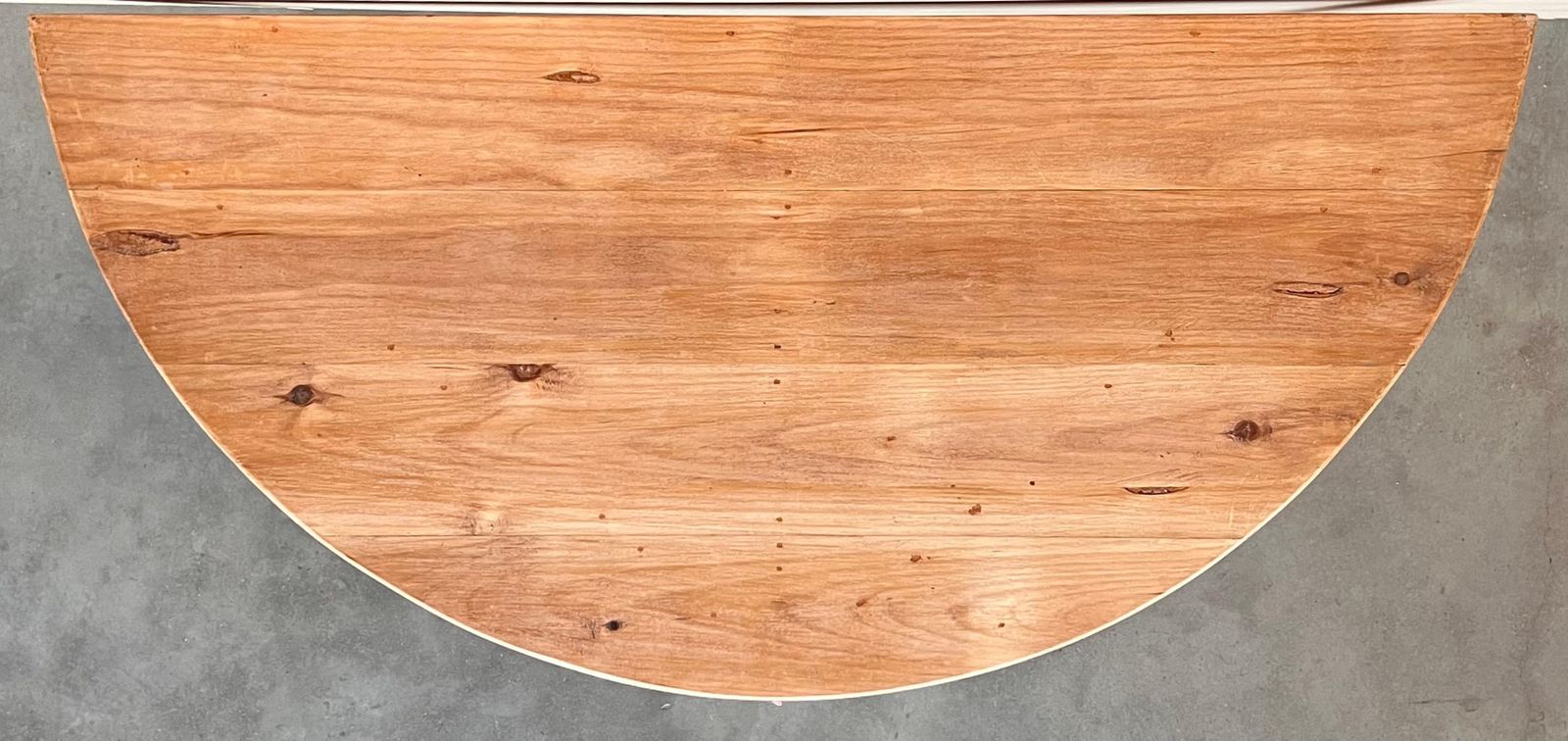 Console demi-lune espagnole en pin, haute. Deux disponibles photo Mobilier