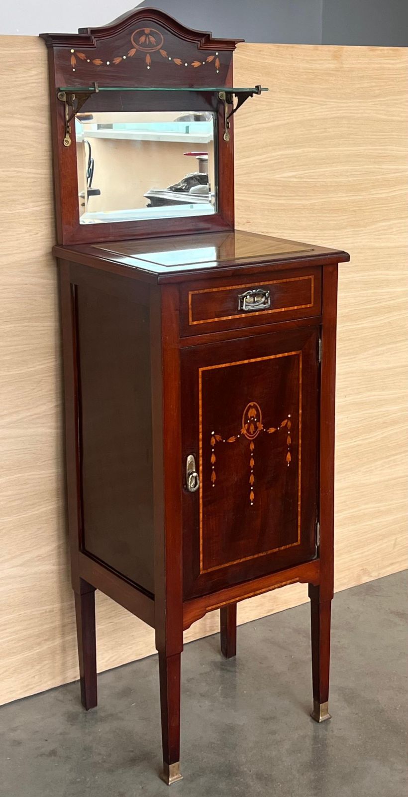 Paire de tables de chevet Art Nouveau en noyer, crête et étagère en verre, début du XXe siècle photo vinterior