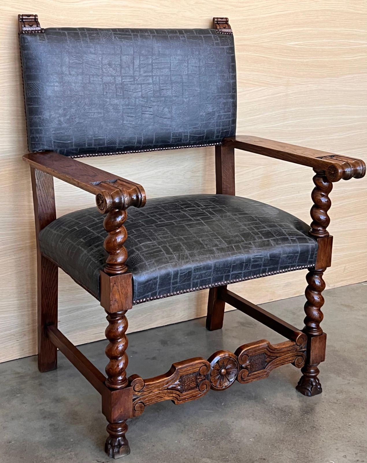 Fauteuil baroque espagnol du XIXe siècle en noyer sculpté, colonnes salomoniques et cuir noir neuf photo Mobilier