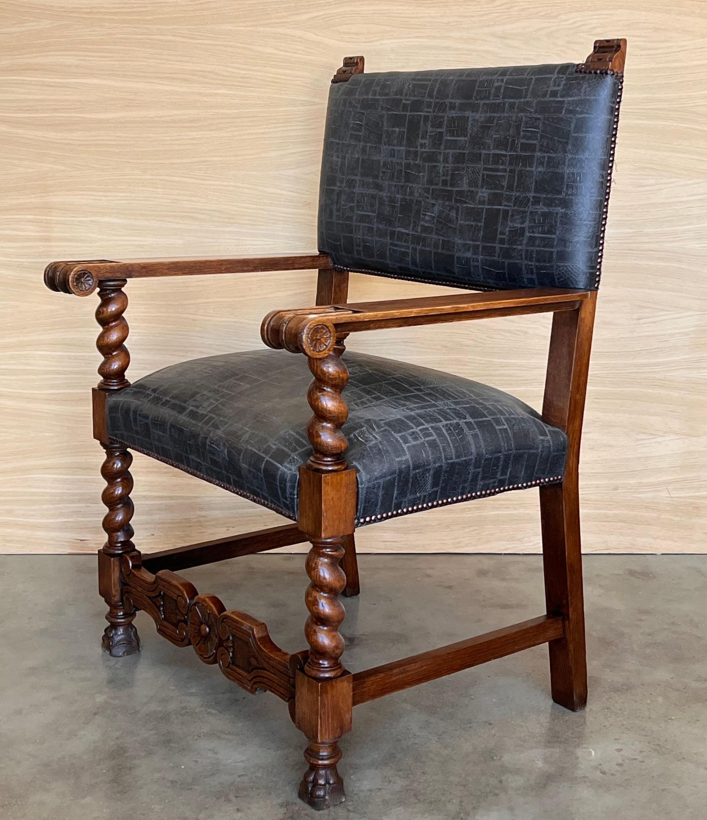 Fauteuil baroque espagnol du XIXe siècle en noyer sculpté, colonnes salomoniques et cuir noir neuf photo buy