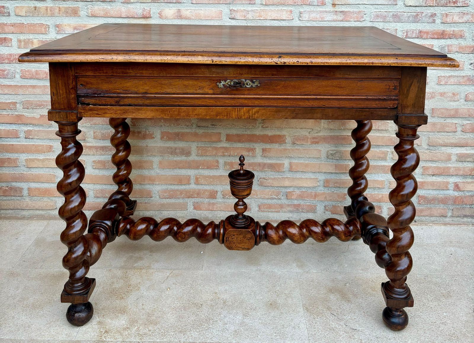 Bureau d'époque en noyer français photo for sale