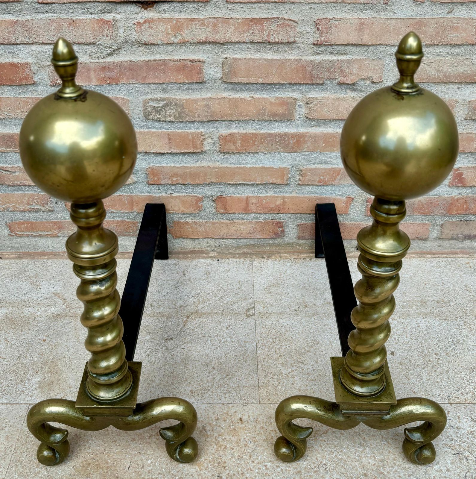 Chenets américains de style Chippendale XVIIIe siècle, laiton, boulet de canon, avec arrêts à bûches photo furniture